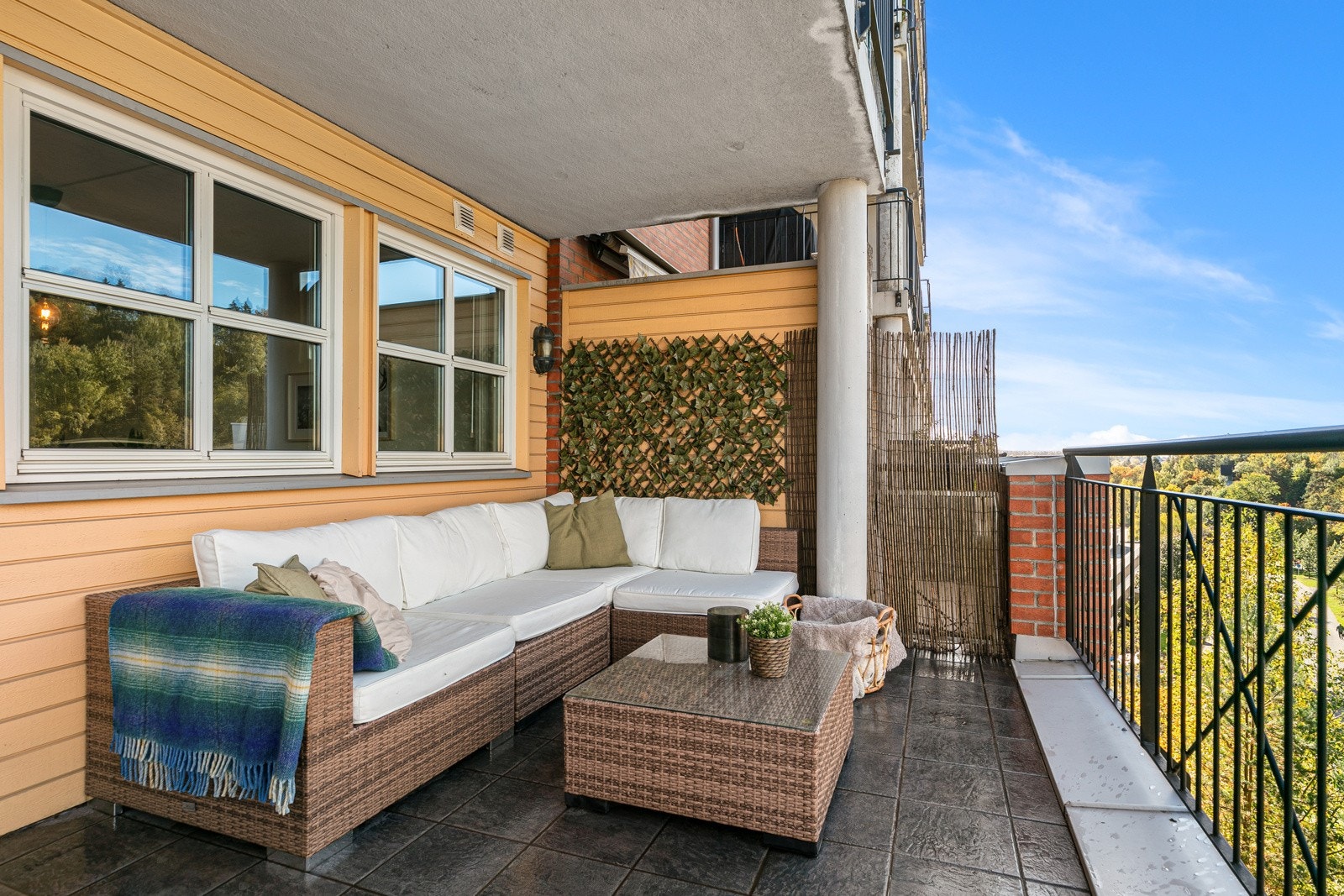 Uteplassen har, belysning og bruksunderlag med fliser Galleribilde