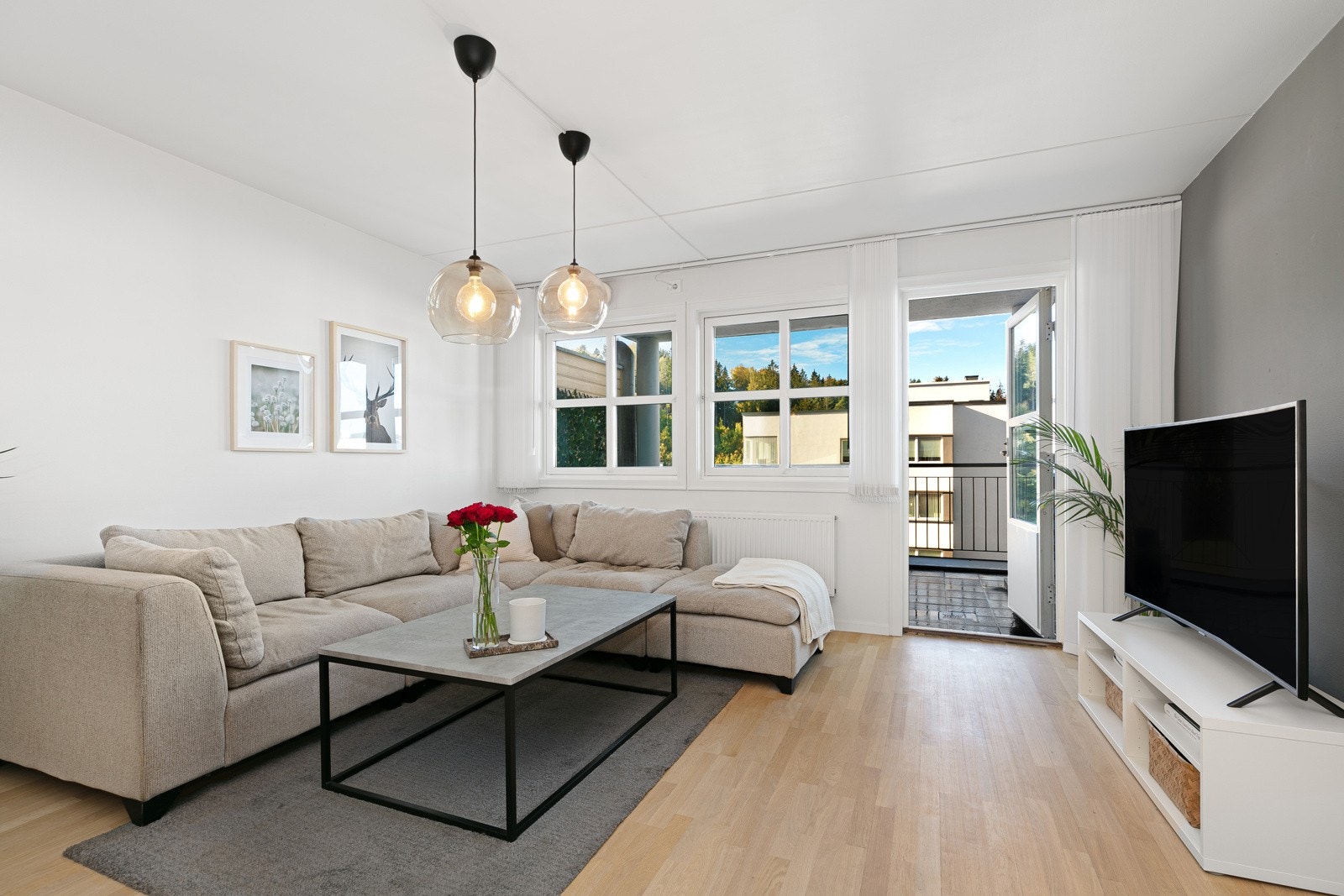 Stuen har fint innfallende lys fra vinduer vendt mot en vestlig orientert balkong Galleribilde