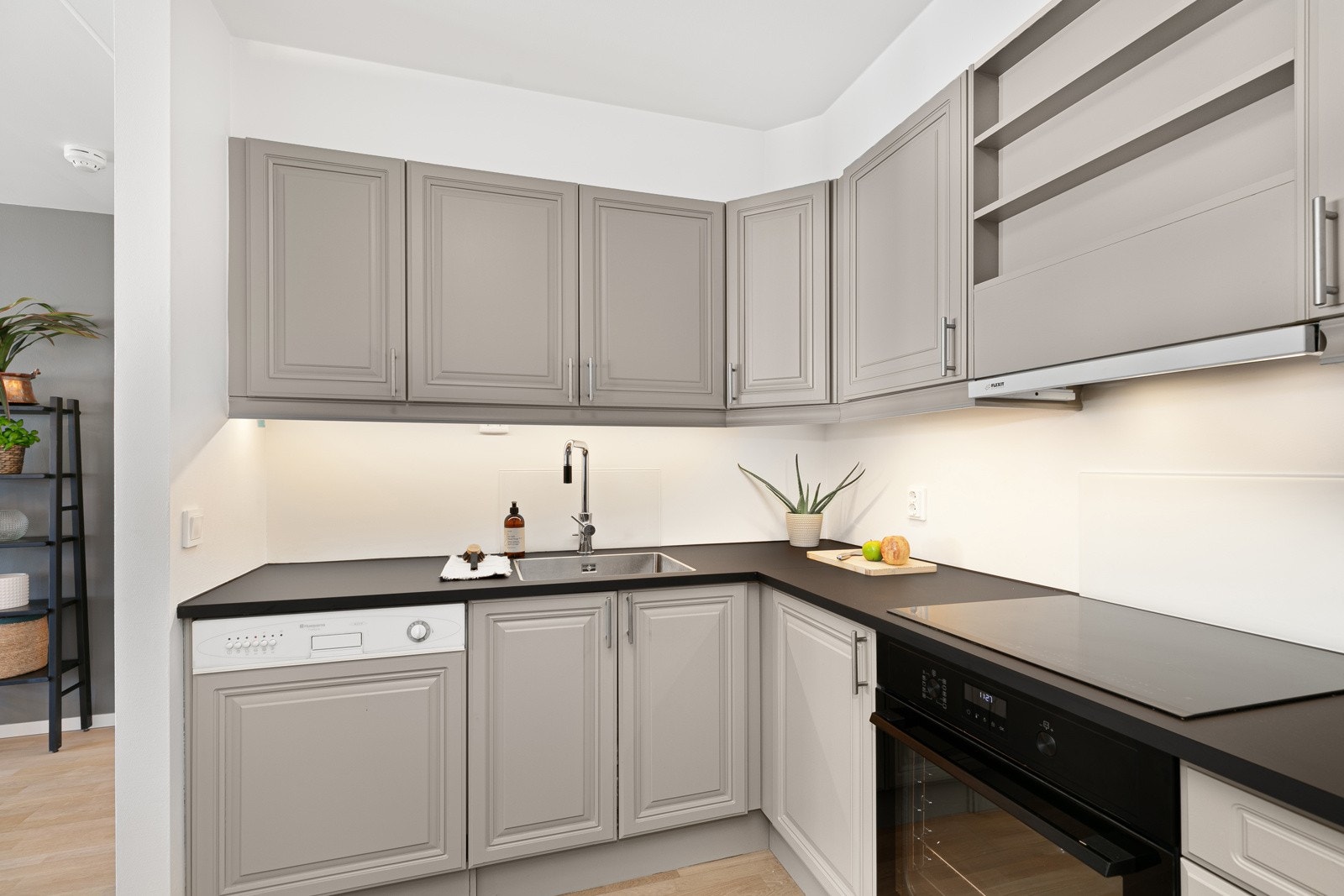 Innredningen er supplert med en ny IKEA benkeplate fra 2024 i laminat Galleribilde