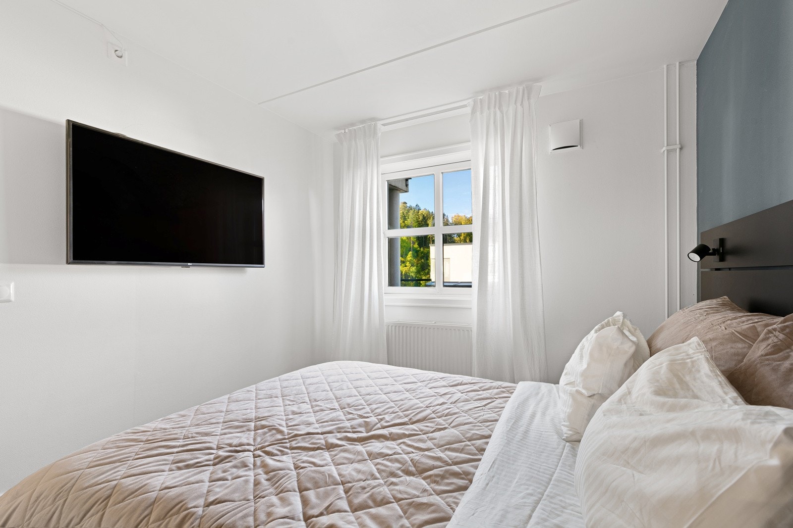 Soverommet har vindu vendende ut mot egen balkong Galleribilde