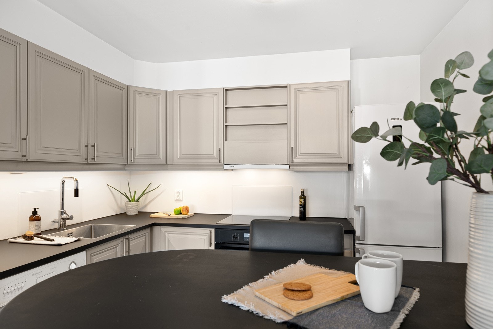 Kjøkkendelen har en Sigdal innredning fra byggeår med profilerte fronter, overflateoppusset i 2023 Galleribilde