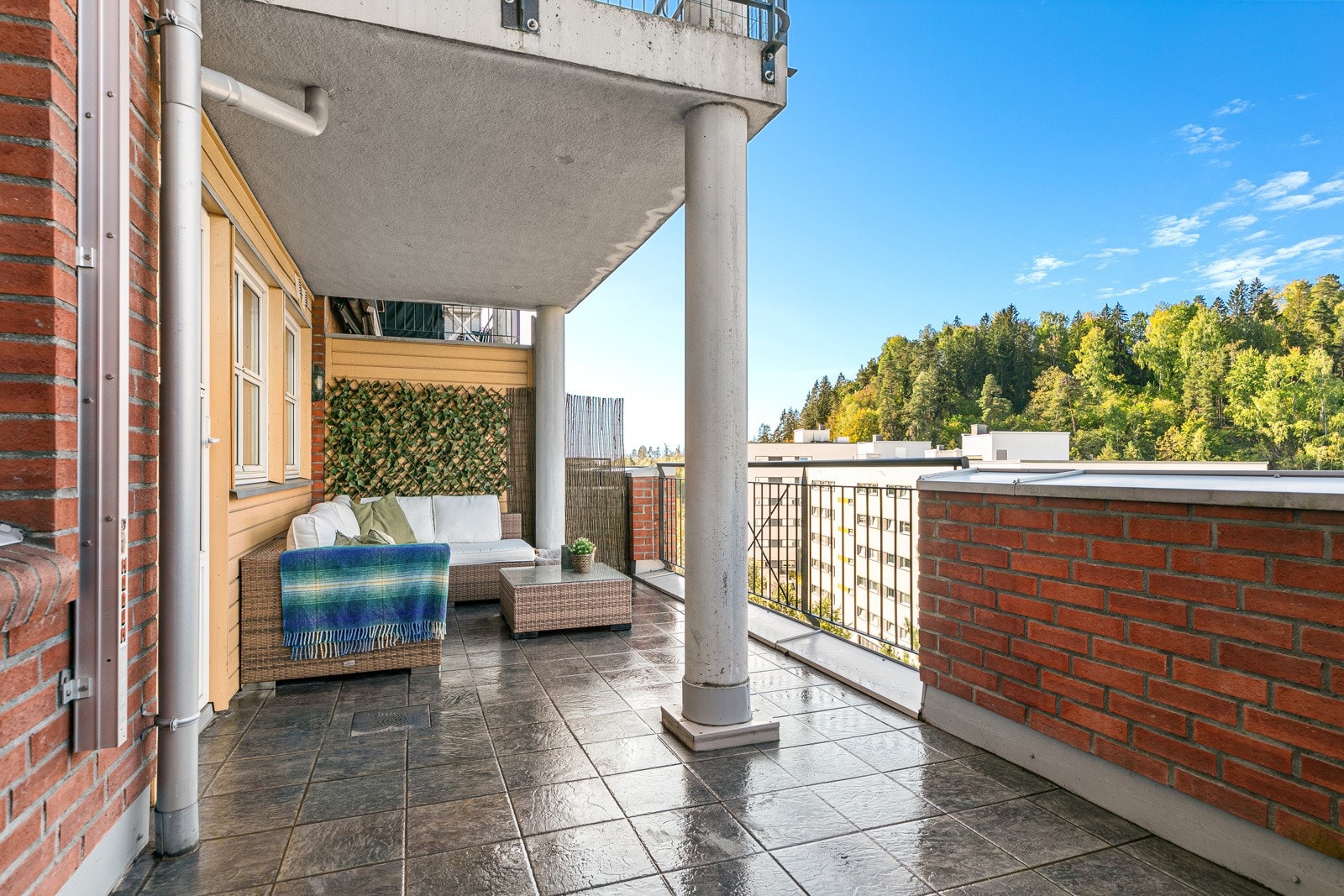 Balkongen har sen kveldssol og godt areal for utemøblement Galleribilde