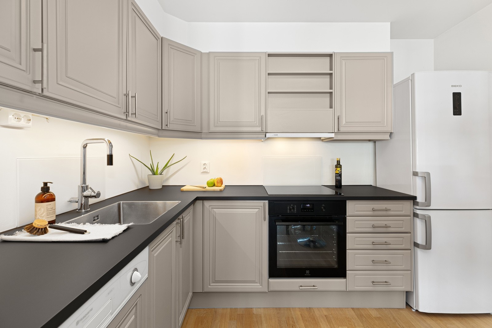 Integrerte hvitevarer i form av oppvaskmaskin, samt ny stekeovn og koketopp, begge fra 2024 Galleribilde