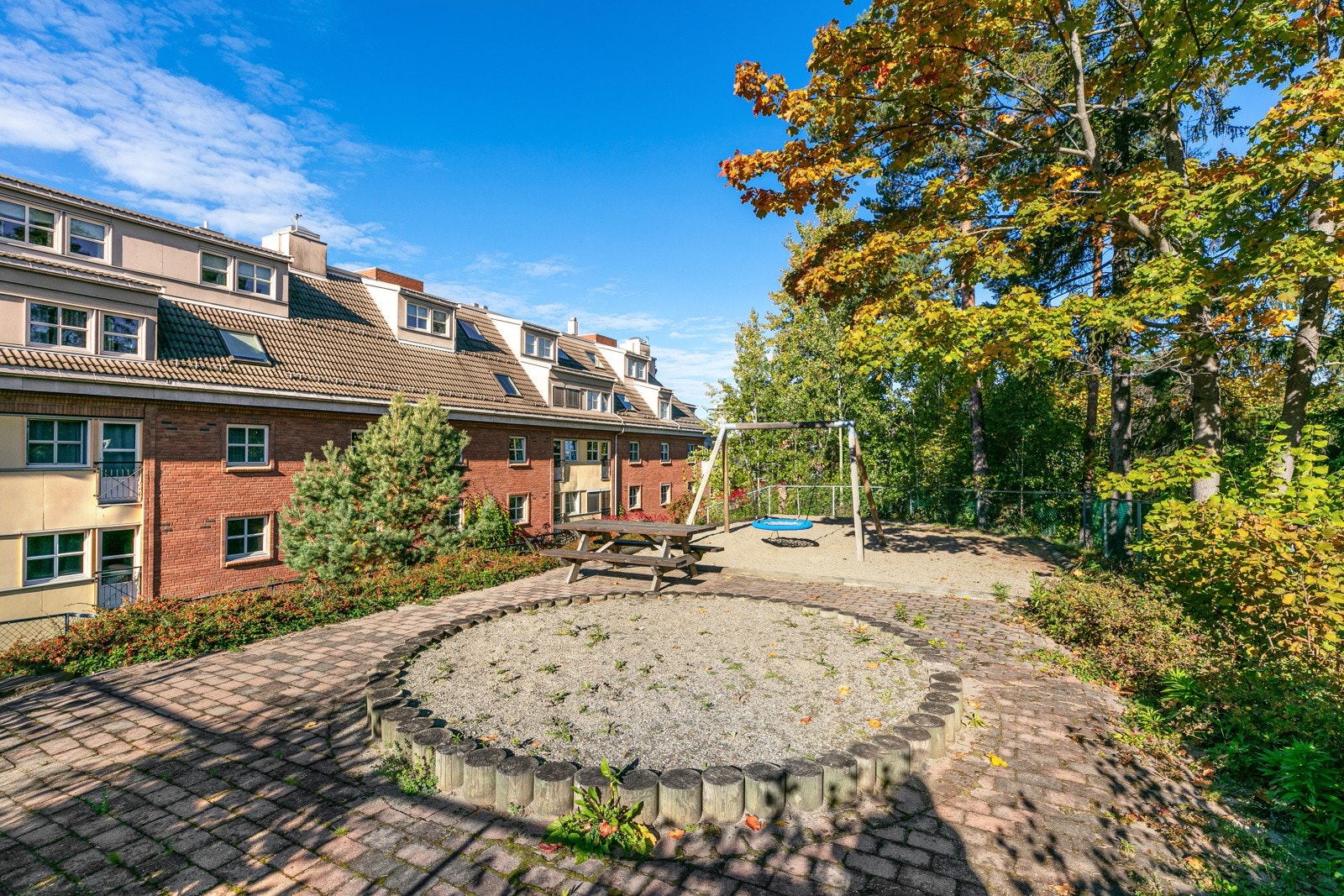 Boligsameiet Kjørbokollen A har hyggelig opparbeidede fellesområder Galleribilde