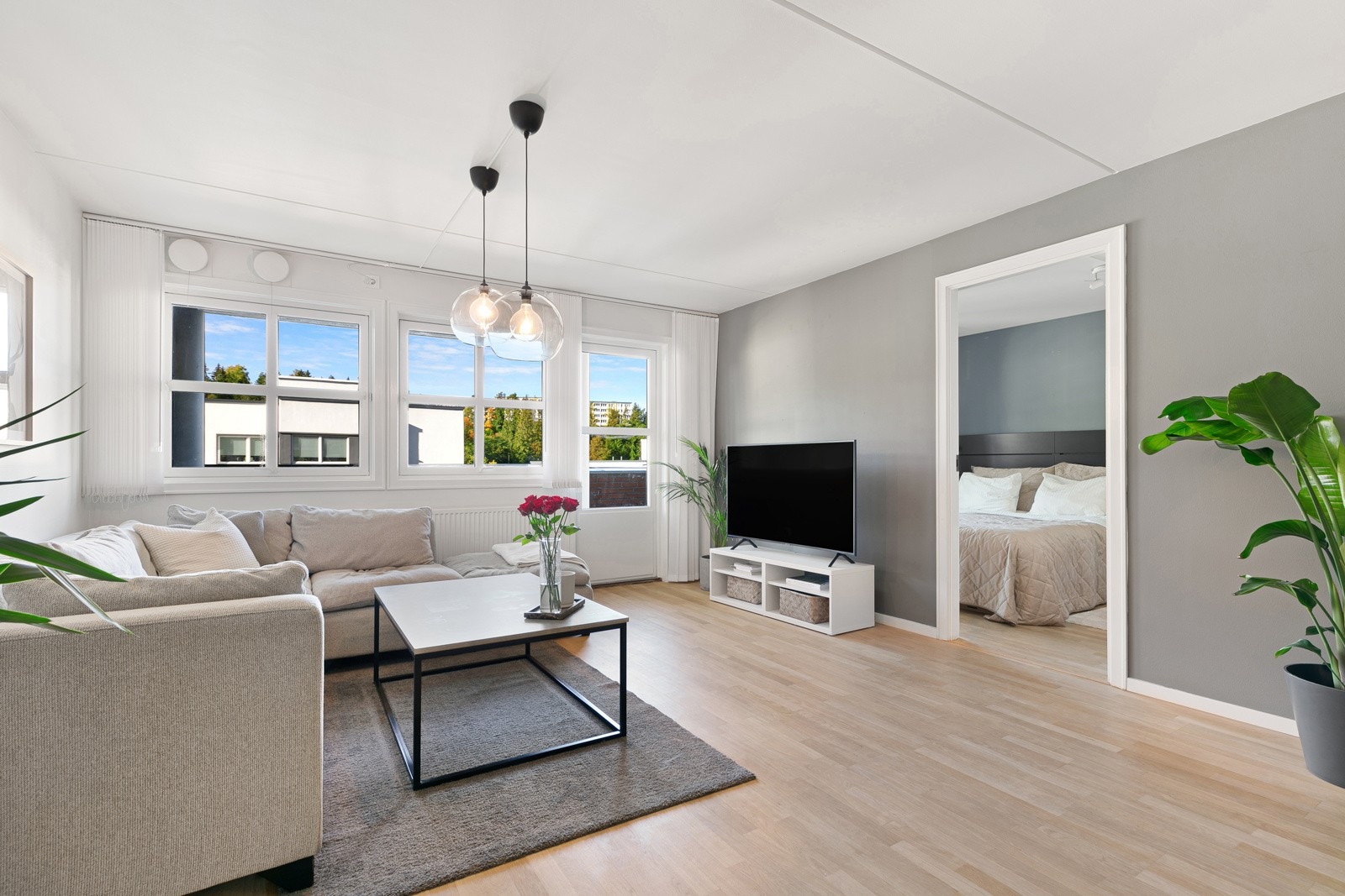 Stue gir også adkomst til leilighetens soverom Galleribilde