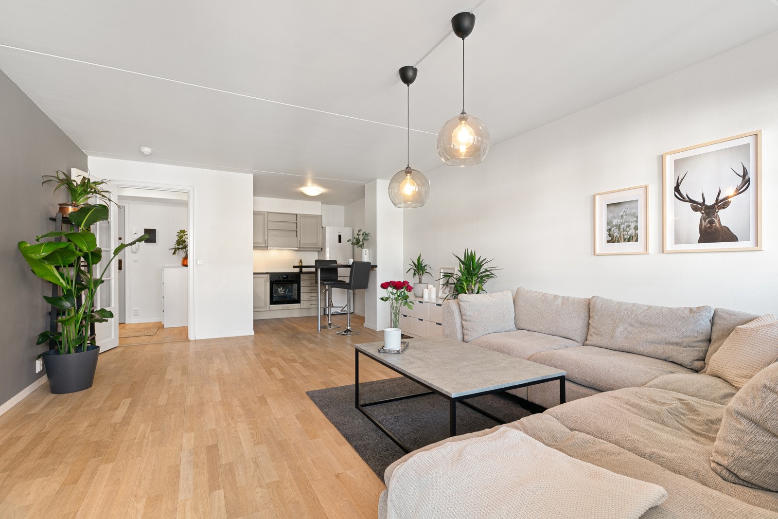 Leiligheten har gulvflater med tre-stavs parkett i lyslakkert eik slipt i 2023 Galleribilde