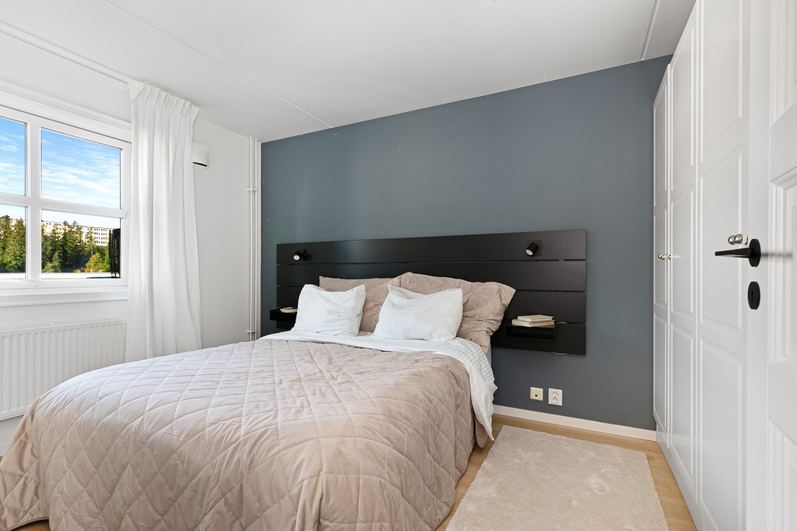 Soverom med skaprekke og god plass for dobbeltseng Galleribilde