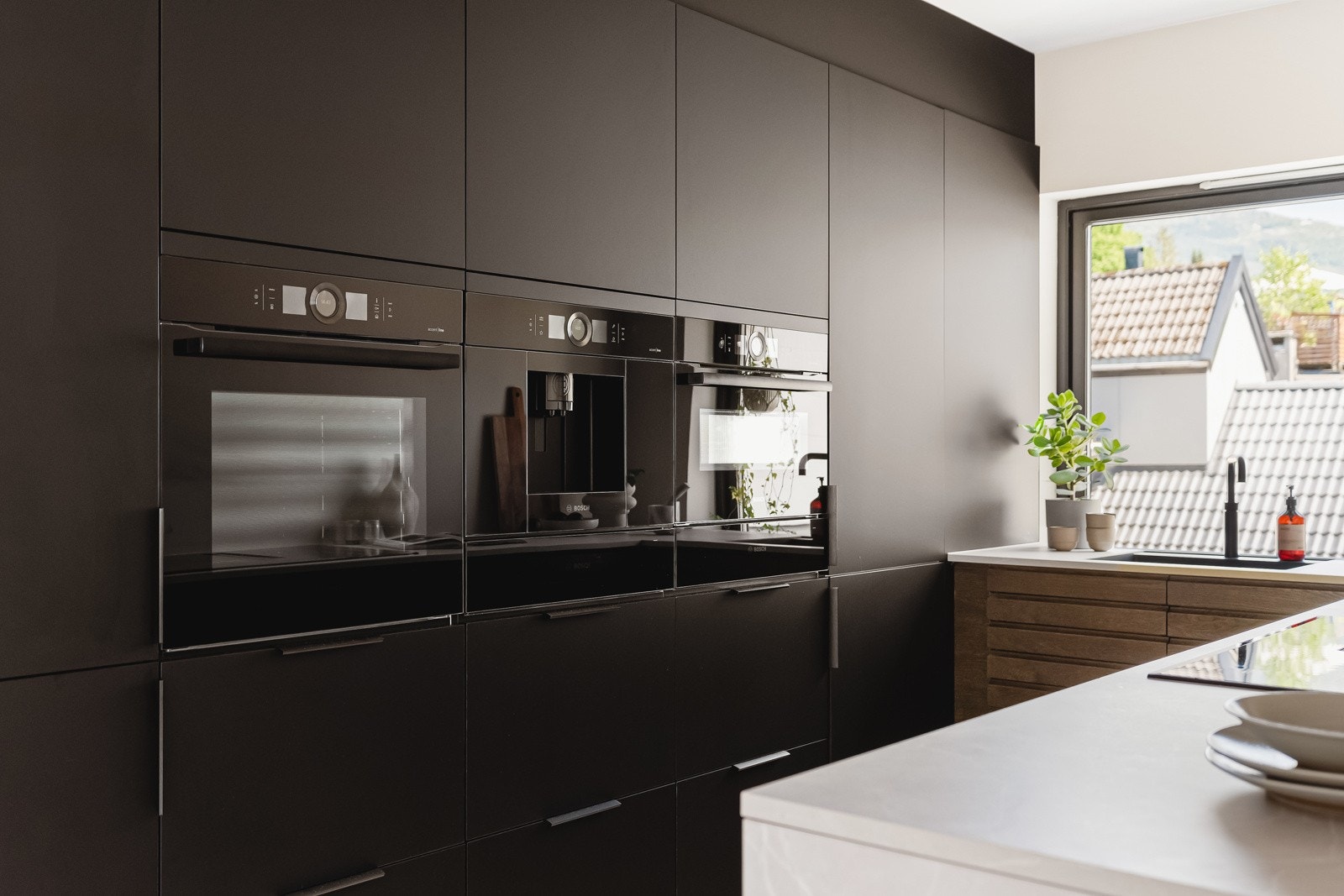 Integrert dampovn, kombiovn med mikro, kaffemaskin og varmeskuffer fra Bosch i høy prisklasse. Galleribilde