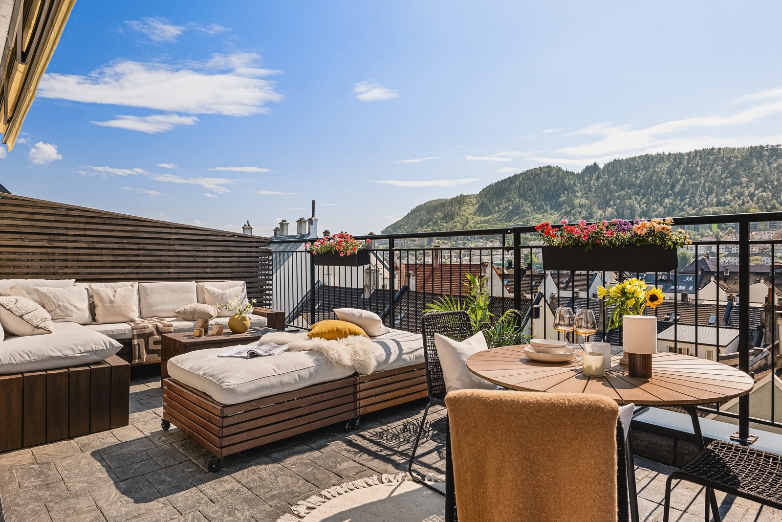 Strålende solforhold og idyllisk utsikt over nærområdet. Galleribilde