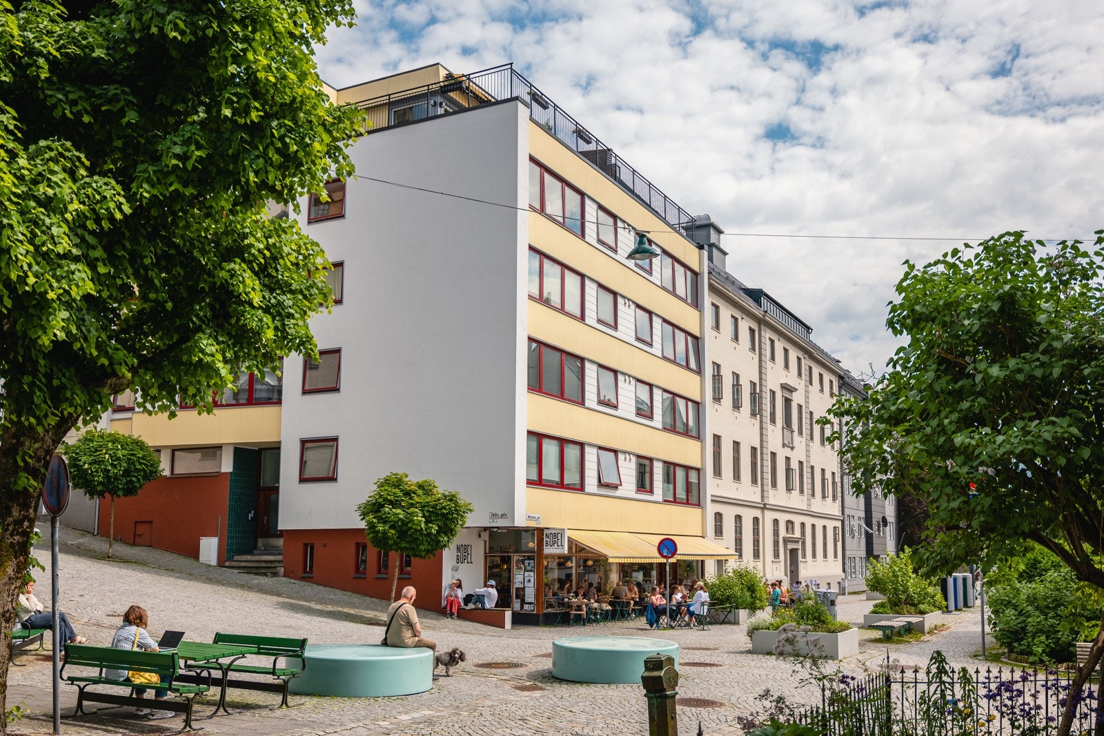 Bygget er i betong, som ble totalrenovert i 2020 med ny isolasjon, veggplater, taktekking og vinduer. Galleribilde