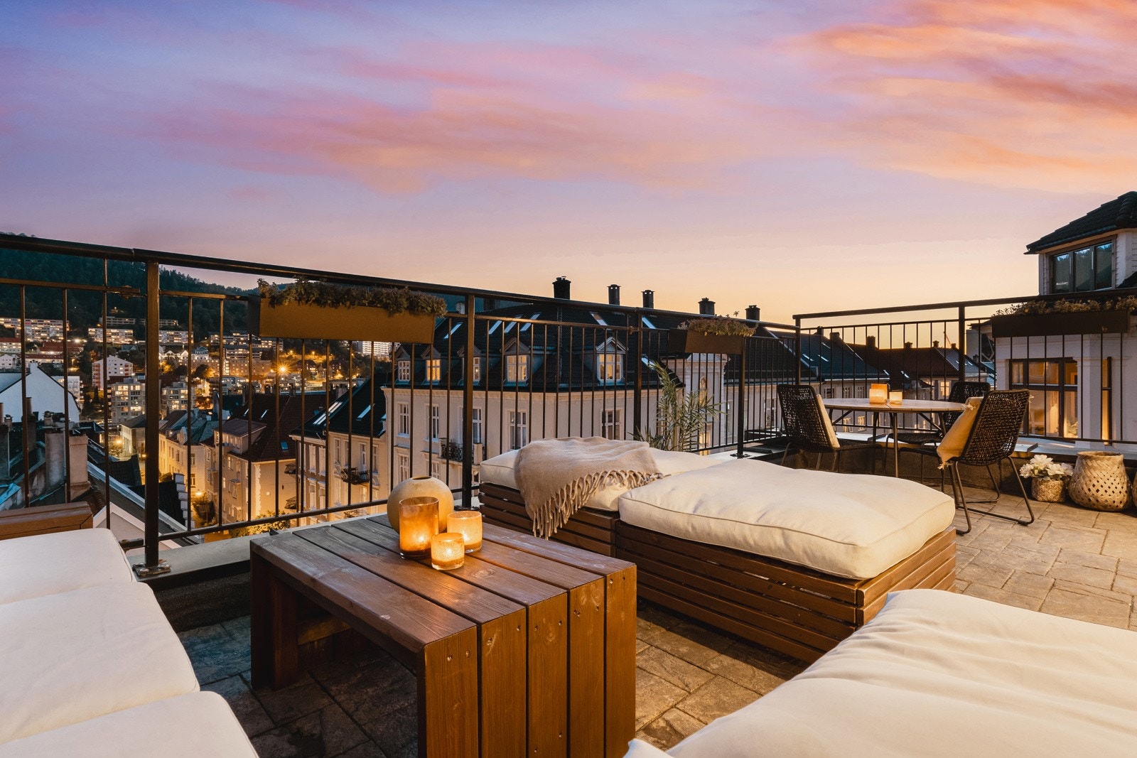 Den private takterrassen er solrik og måler hele 24 kvm. Galleribilde