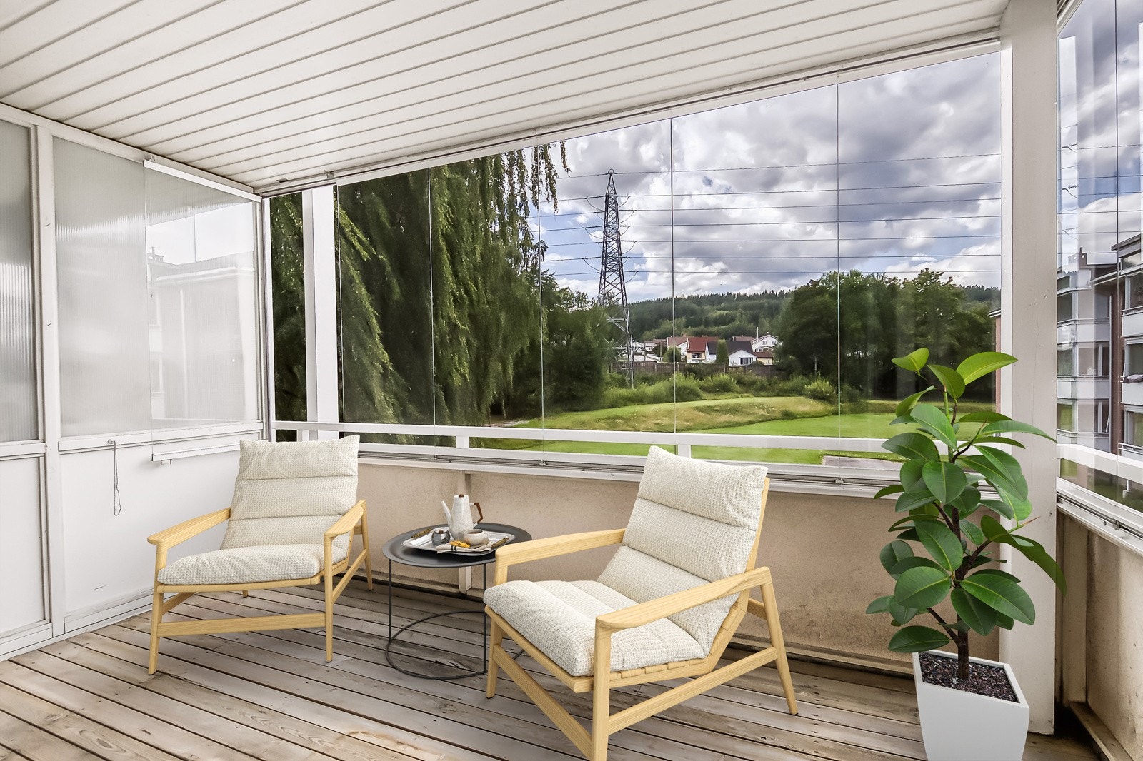 Velkommen til Moflatvegen 3 ! Romslig innglasset balkong med kveldssol - Bildet er digitalt stylet Galleribilde