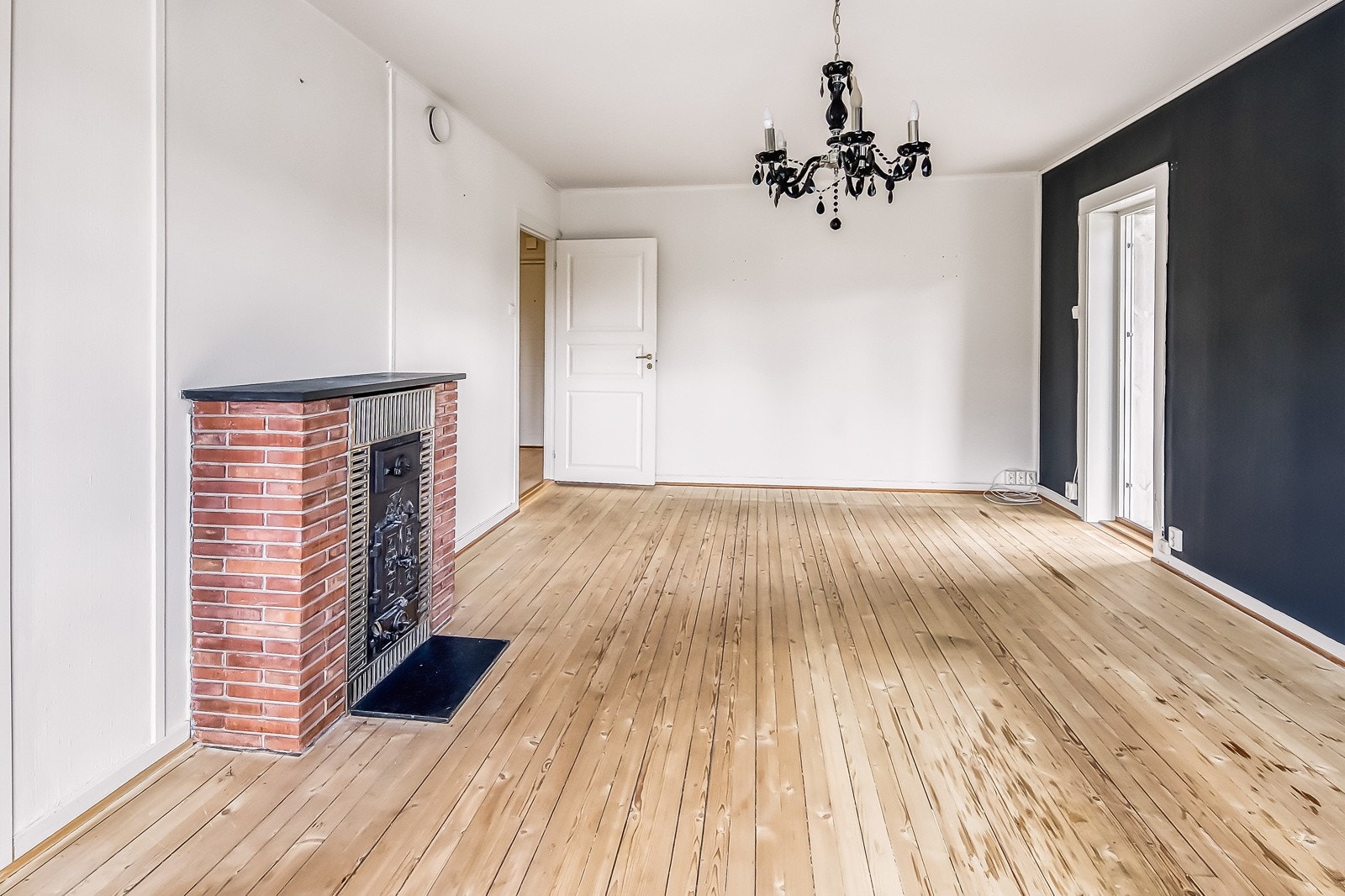 Store lysflater som gir godt lys inn i rommet Galleribilde