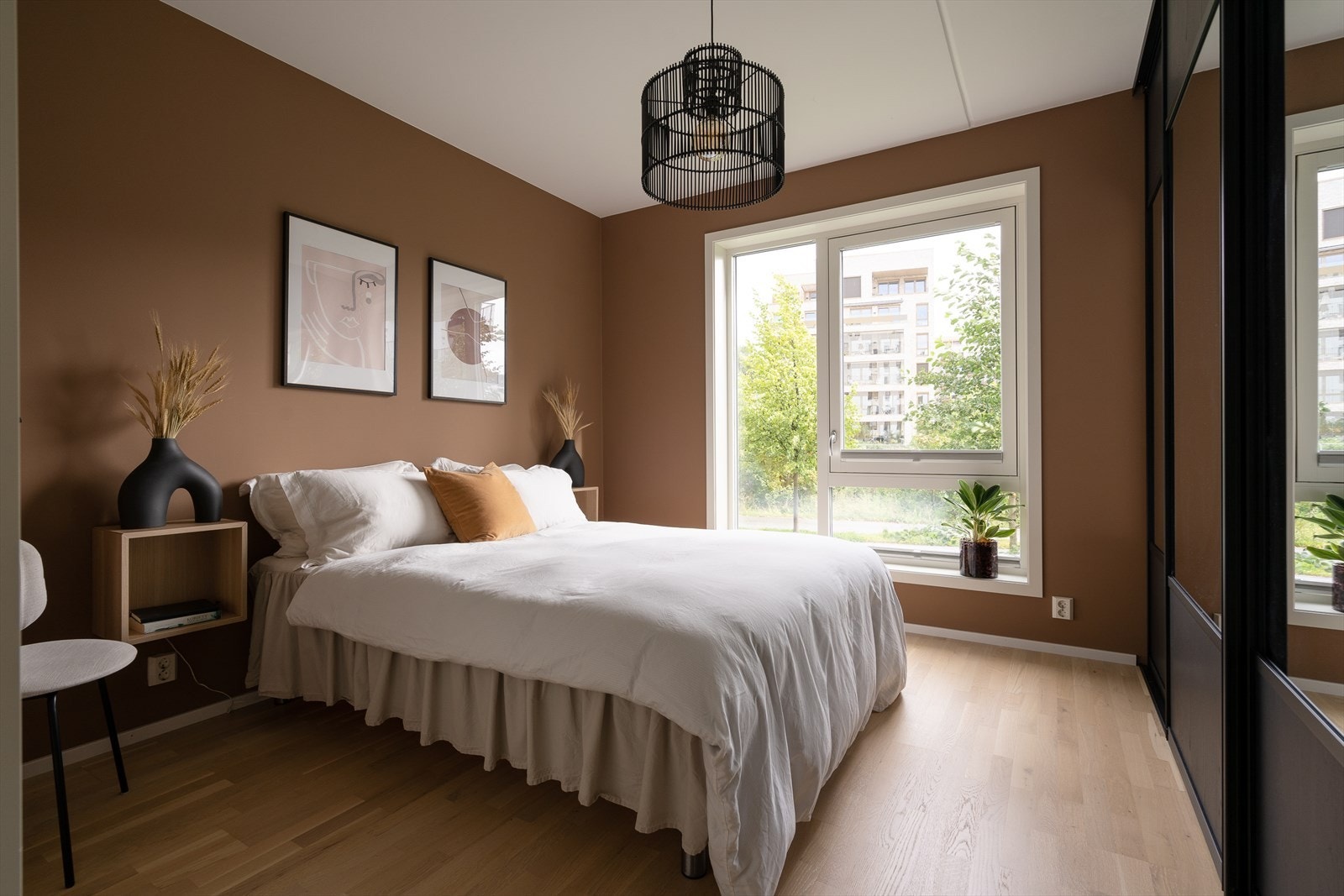 Stort soverom med god plass til dobbeltseng og nattbord. Galleribilde
