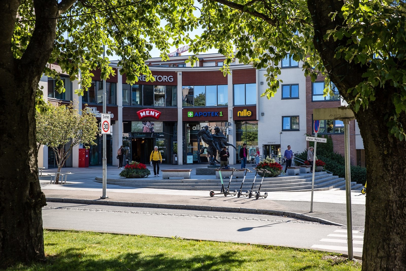 Løren Torg med dagligvare, apotek og bokhandel m.m. ligger kort gange fra boligen. Galleribilde