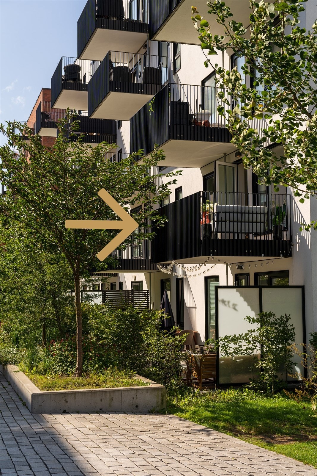 Boligen ligger fint og fritt til ut mot grøntarealer i Krydderhagen. Boligen er formelt registrert som en 1. etasje, men ligger i 2.etasje ut mot den siden av blokken som denne vender. Galleribilde