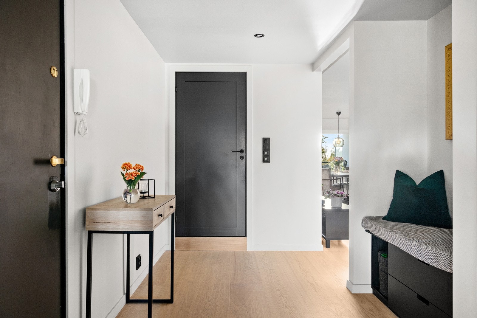 Entrèen knytter boligens rom, her har du tilgang til bad, soverom og videre til stue og kjøkken Galleribilde
