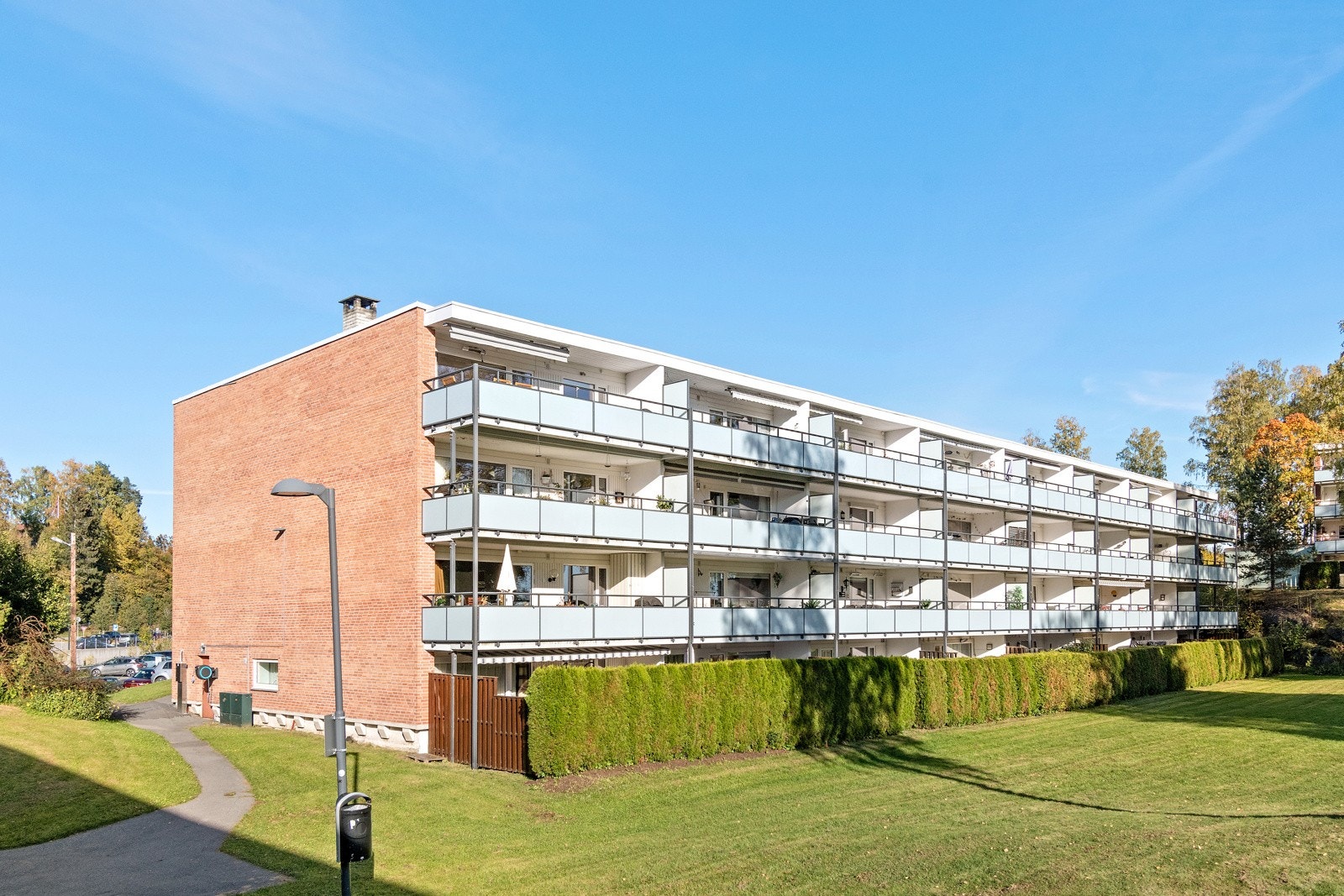 Durudveien 22C - Her har du en sør-vendt balkong med utsikt utover åpne fellesarealer Galleribilde