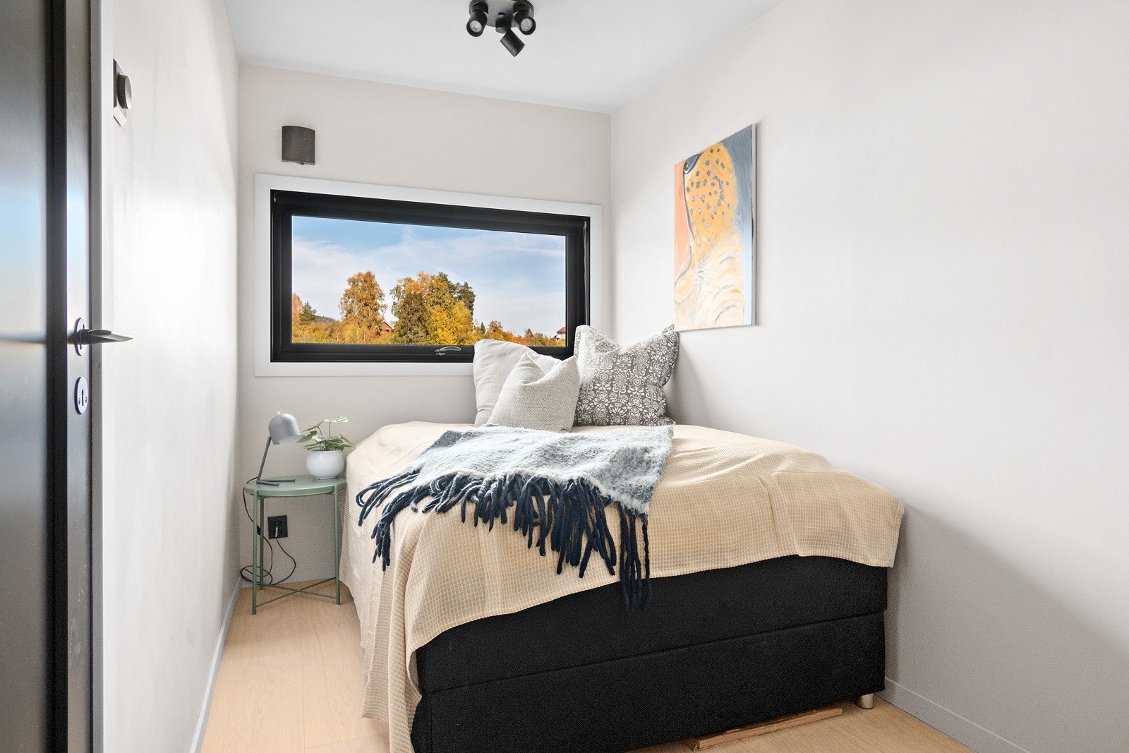 Soverom nr.2 også av god størrelse med plass til dobbeltseng og nattbord, samt skap/skjenk Galleribilde