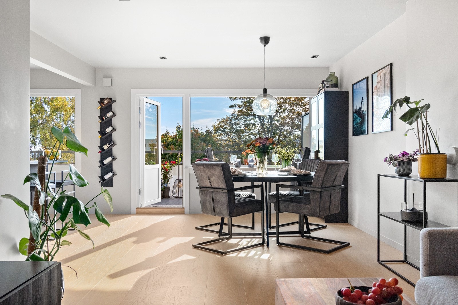 Dette er en lys leilighet med store vinduer uten noe innsyn Galleribilde