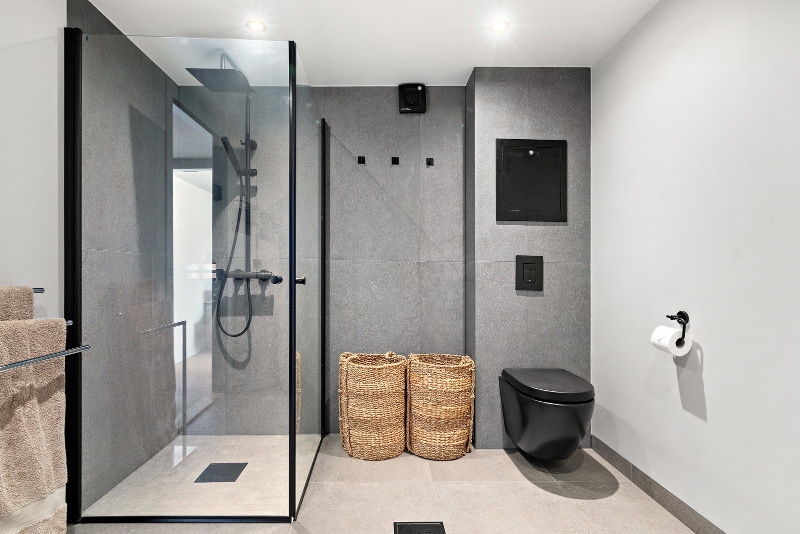 Badet er meget gjennomført og gir spafølelse - regnfallsdusj og store lekre fliser Galleribilde