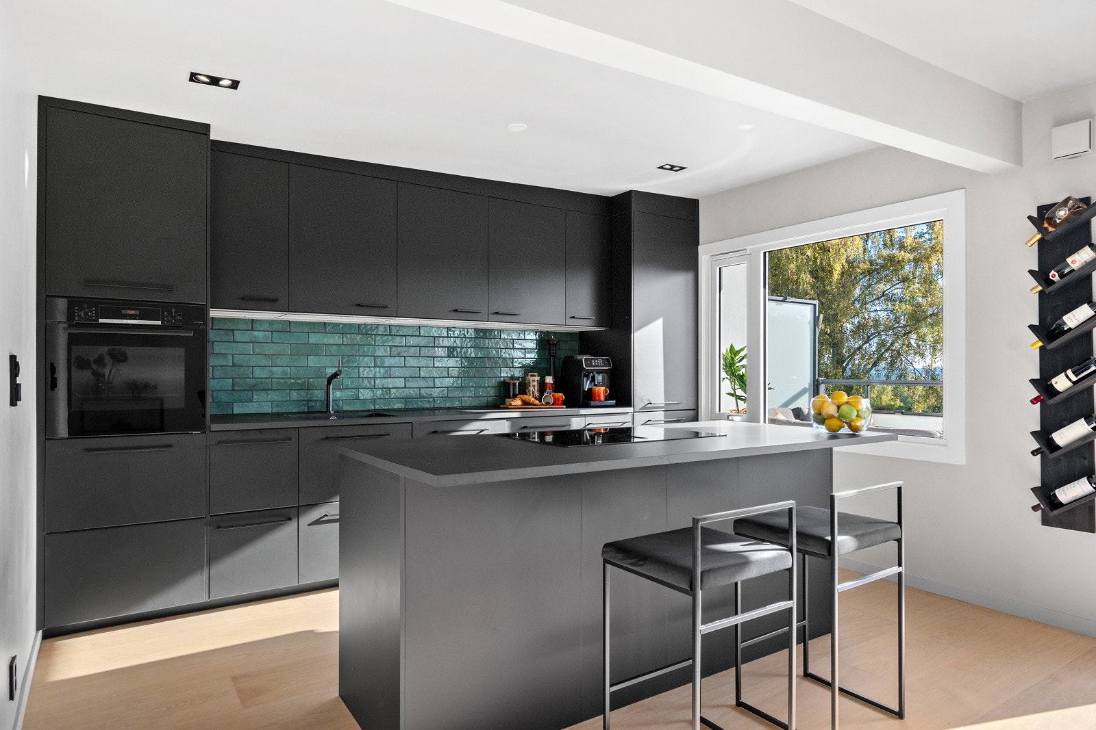 Kjøkken i stil med resten av leiligheten - legg merke til integrerte spotbelysning i tak Galleribilde