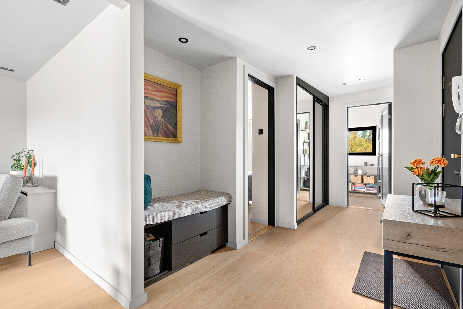 Romslig entrè med plass til å ta i mot gjester og henge fra seg Galleribilde