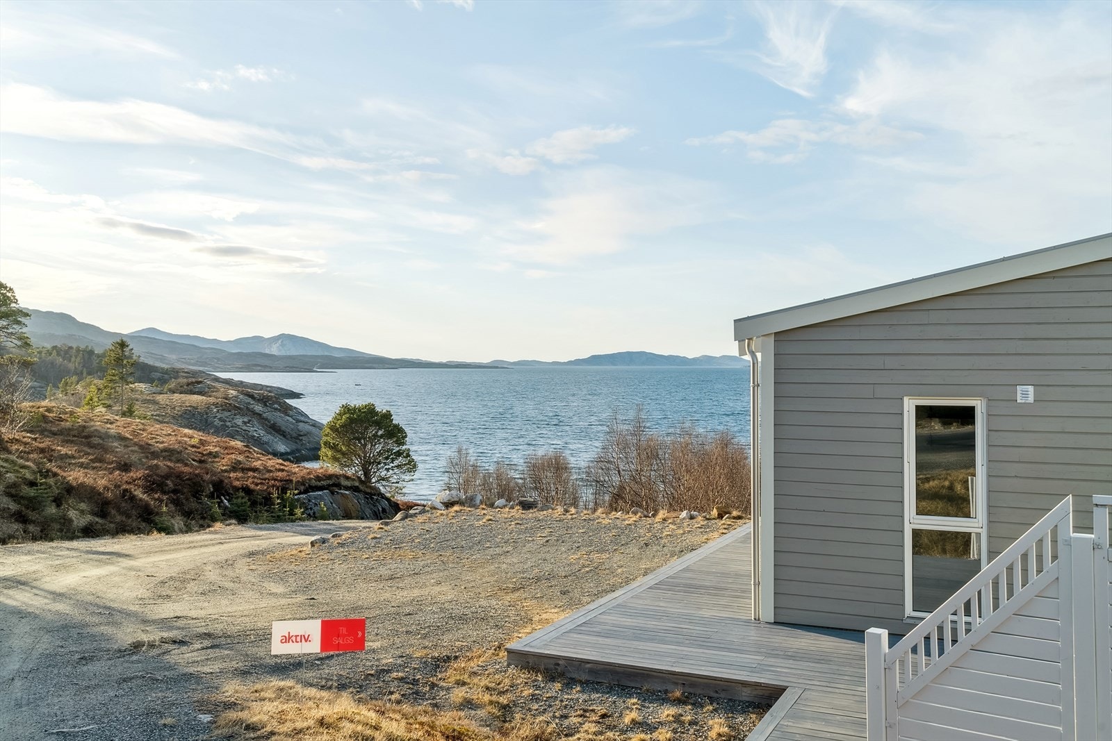 Parkering på tomt. Galleribilde