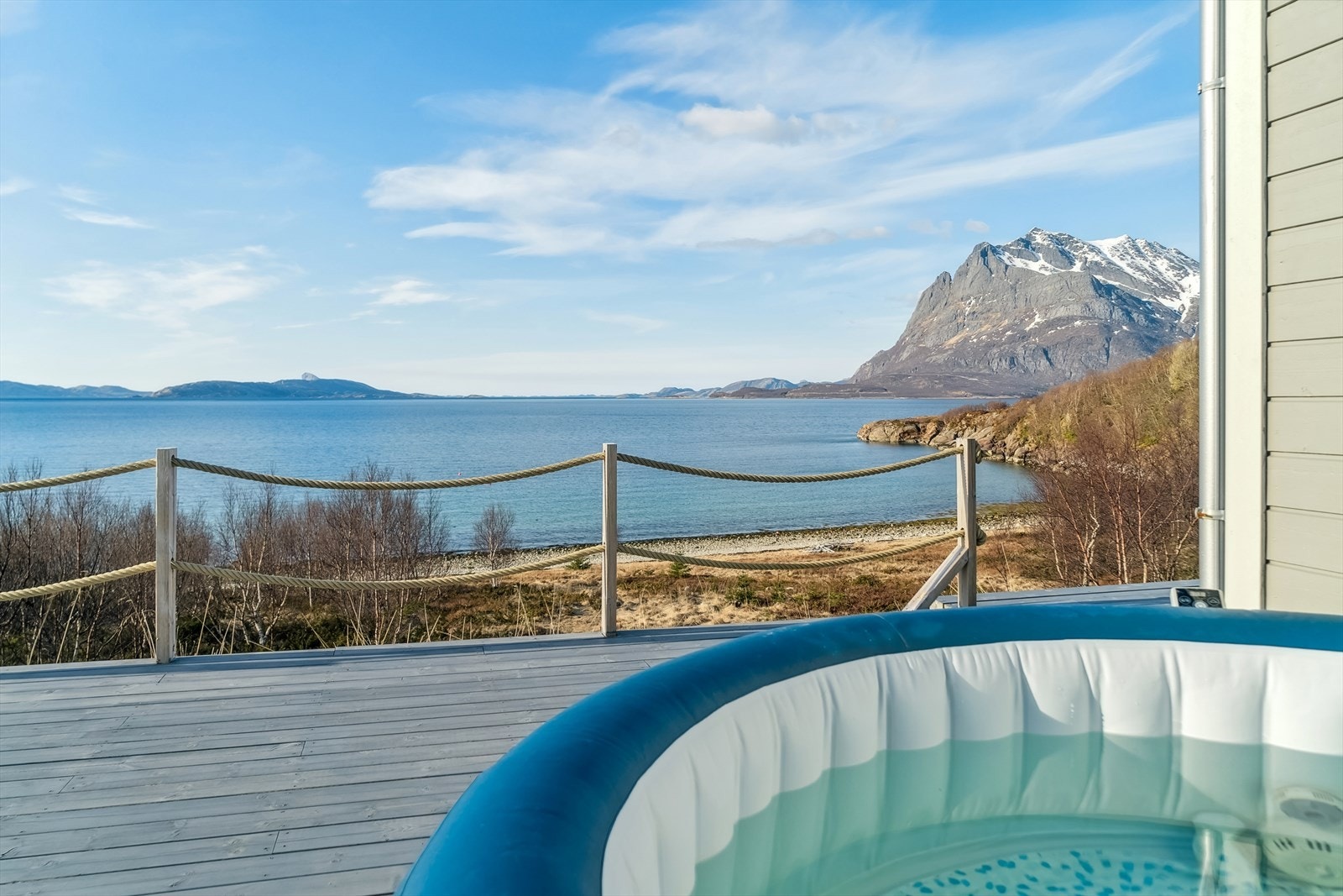 Ute, utsikt og terrasse. Galleribilde