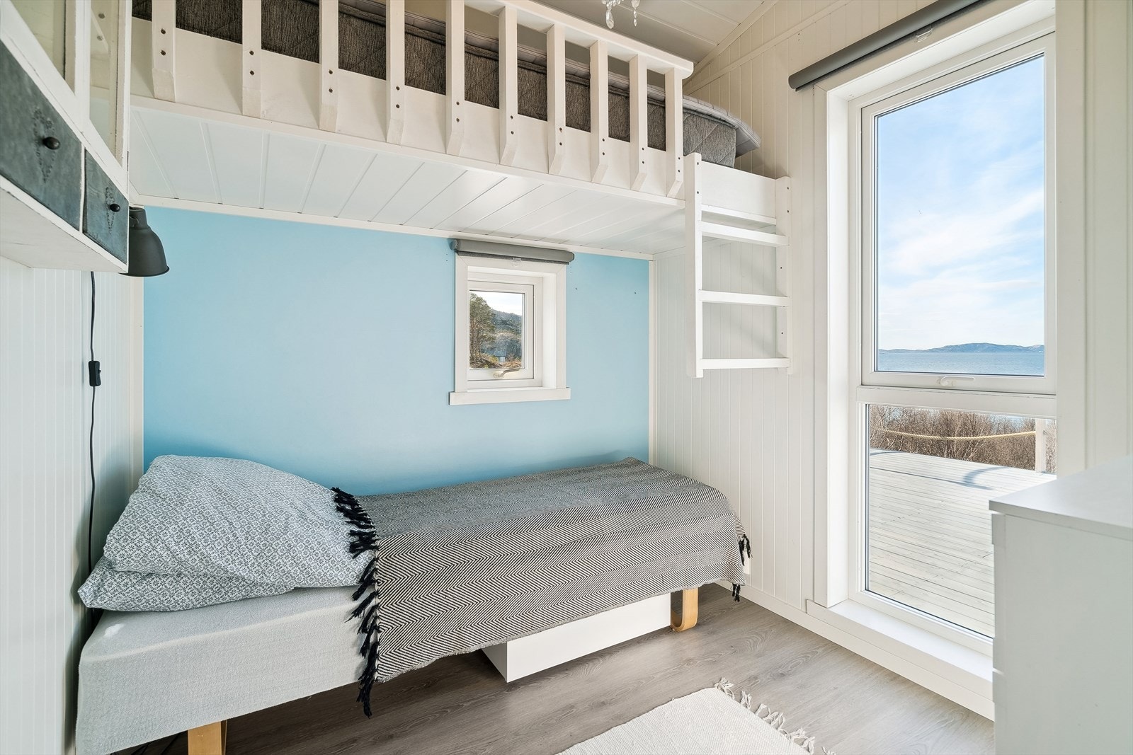 Soverom 2 med hemsseng i tillegg. Se utsikten herfra! Galleribilde