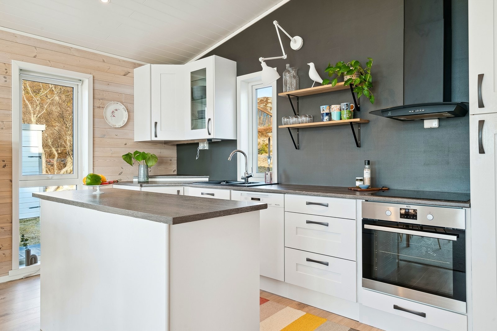 Integrert koketopp med induksjon, stekeovn (m/ pyrolyse) fra 2023, kjøl/fryseskap fra 2022. Komfyrvakt over koketoppen. Oppvaskkum og skyllekum av silgranit. Oppvaskmaskin fra 2022. Galleribilde