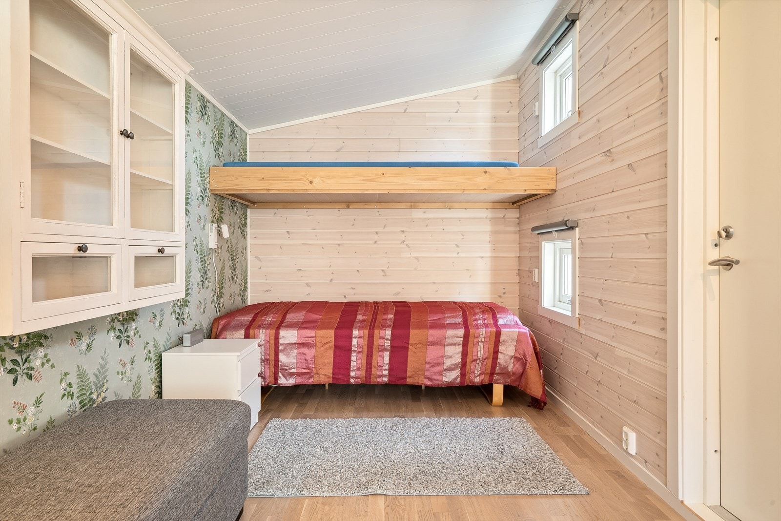 Anneks/uthus på som inneholder tV stue m/soveplass med egen inngang og uisolert bod med egen inngang. Galleribilde