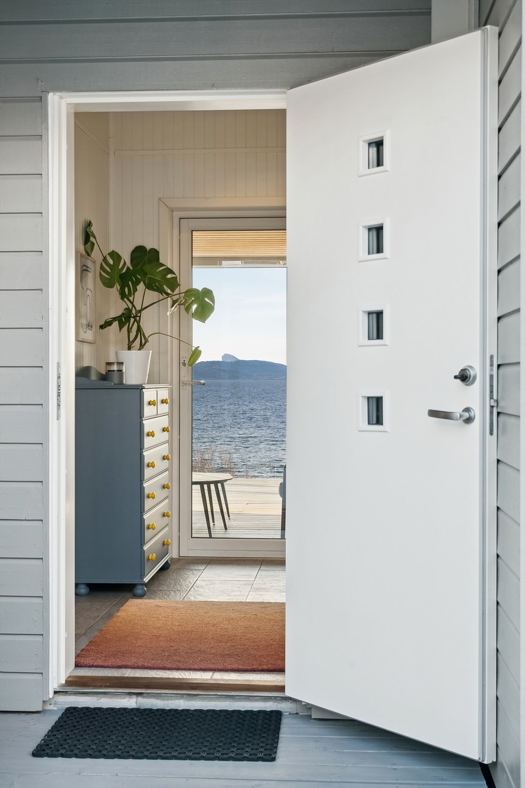 Velkommen inn:-) Her fra yttergang mot lounge og utsikt. Galleribilde