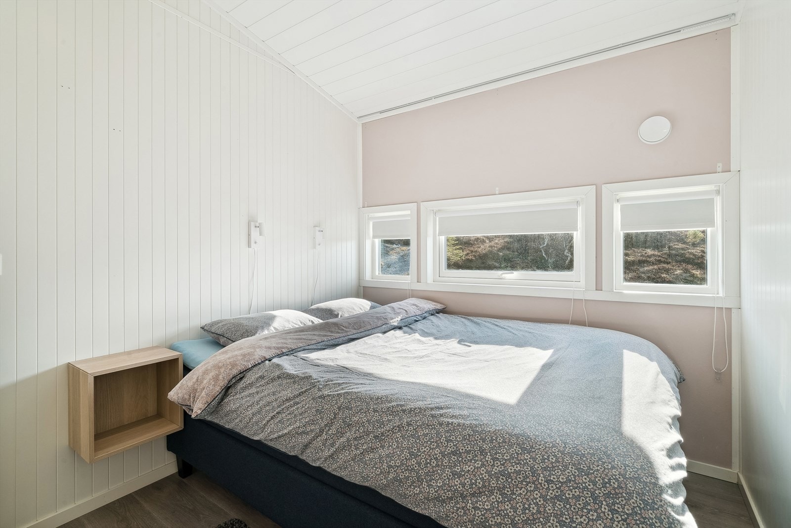 Soverom 1 med solavskjerming. Galleribilde