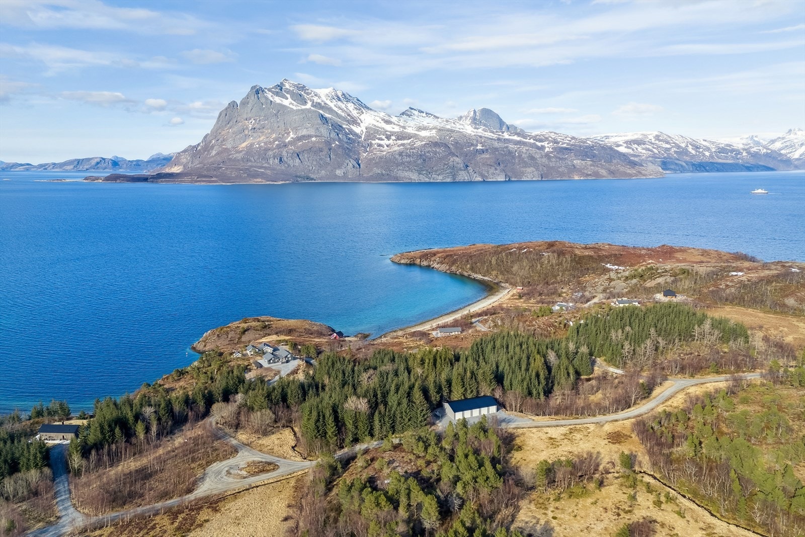 Her mot Telnestinden, Melfjorden og Breivika. Veien er privat og inn/utkjøring skjer via låst bom(man åpner/låser den selvsagt selv) Galleribilde