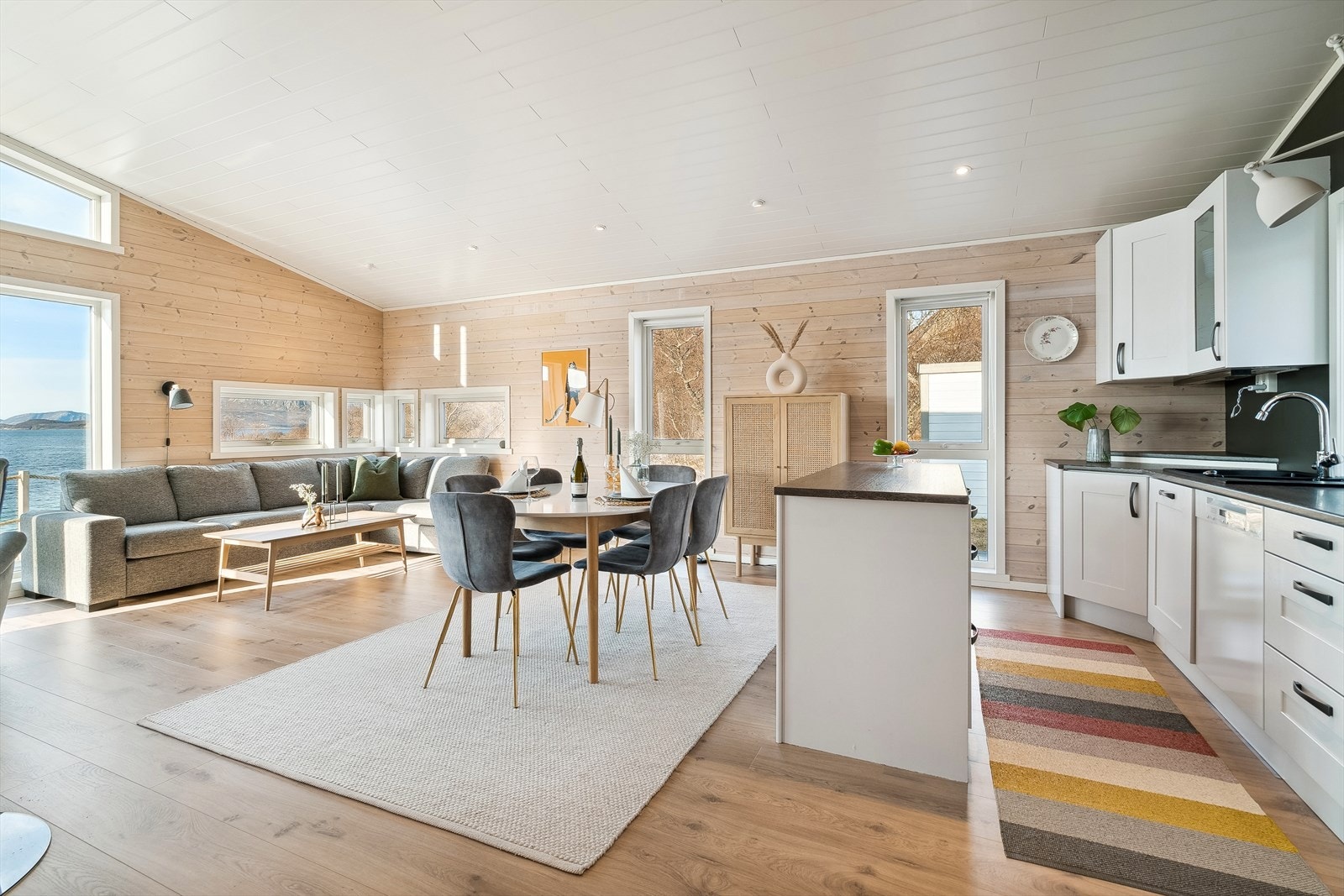 Åpen løsning mellom kjøkken og stue, som gir en optimal lysinngang, og ikke minst så kommer utsikten meget, meget godt frem. Galleribilde