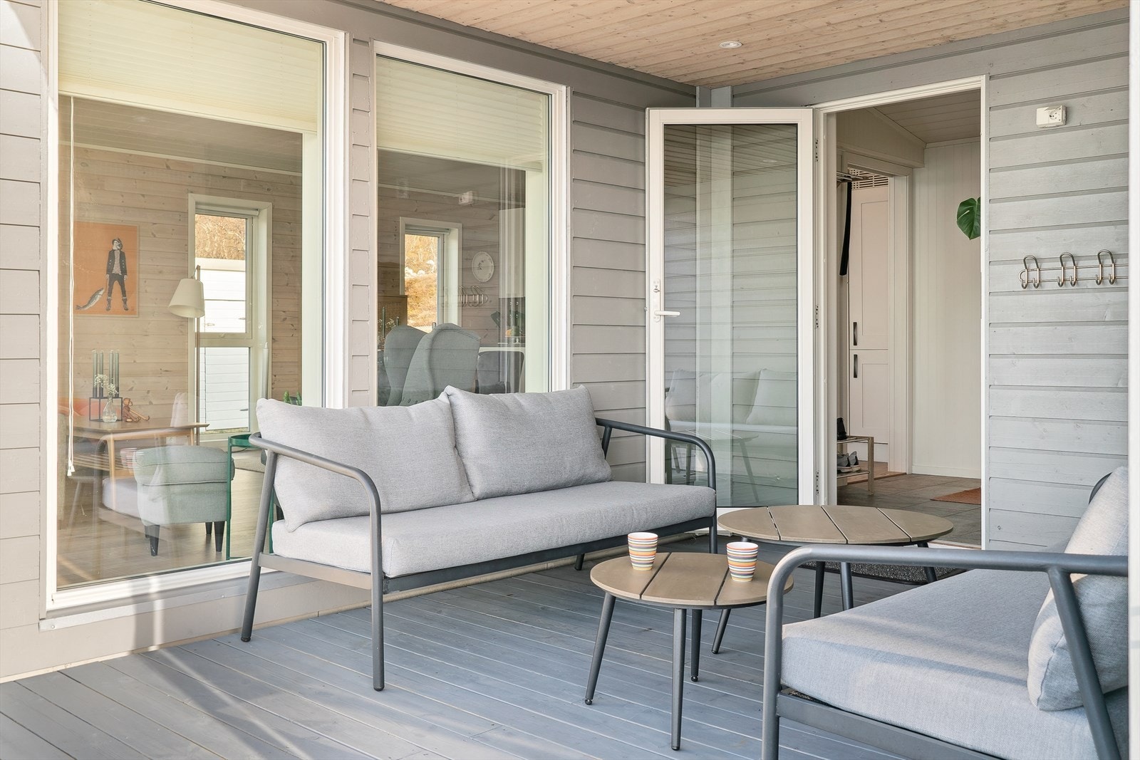 Utendørs overbygd lounge. Galleribilde