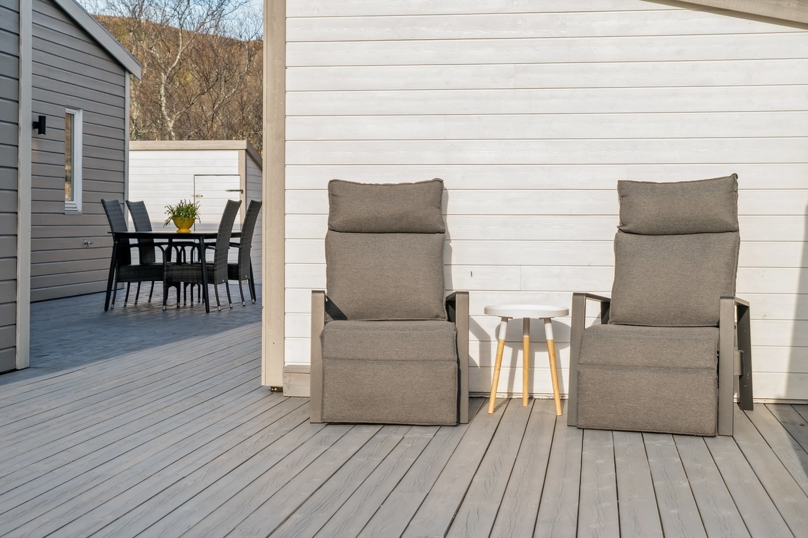 Uteområdet er utrolig bra ,med en vanvittig stor terrasse som omkranser hele fritidsboligen, der man kan følge solens gang. Galleribilde