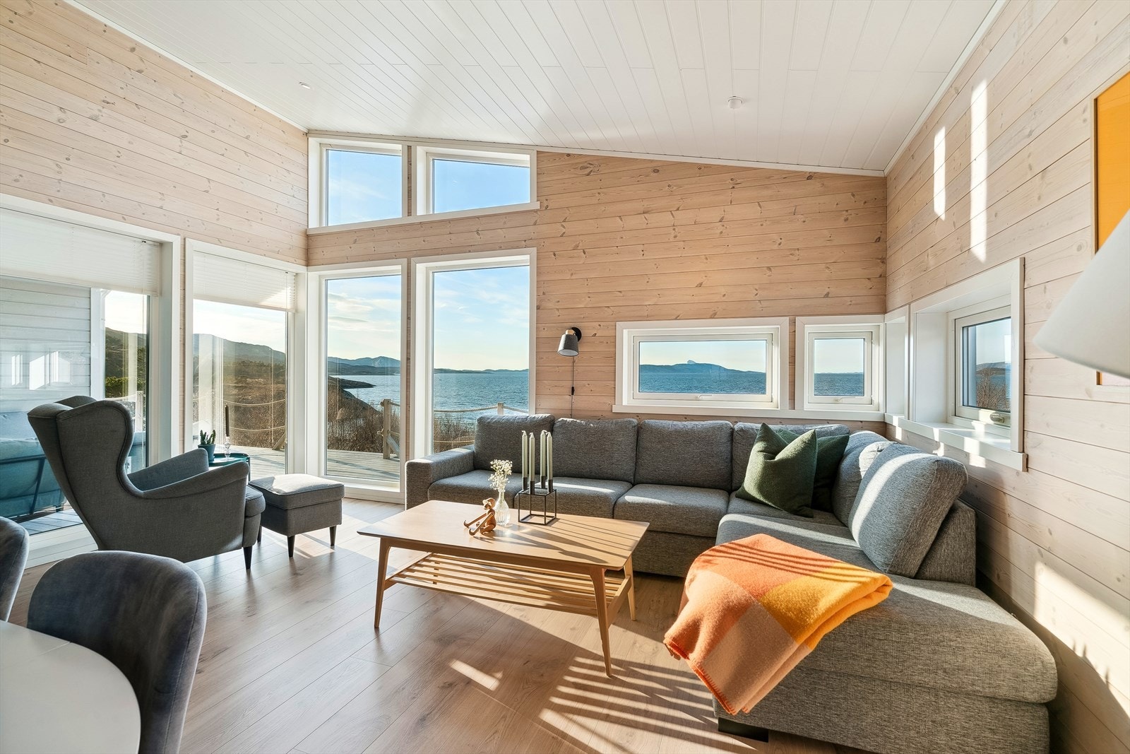 Stue med deilig takhøyde og store vindusflater. Galleribilde