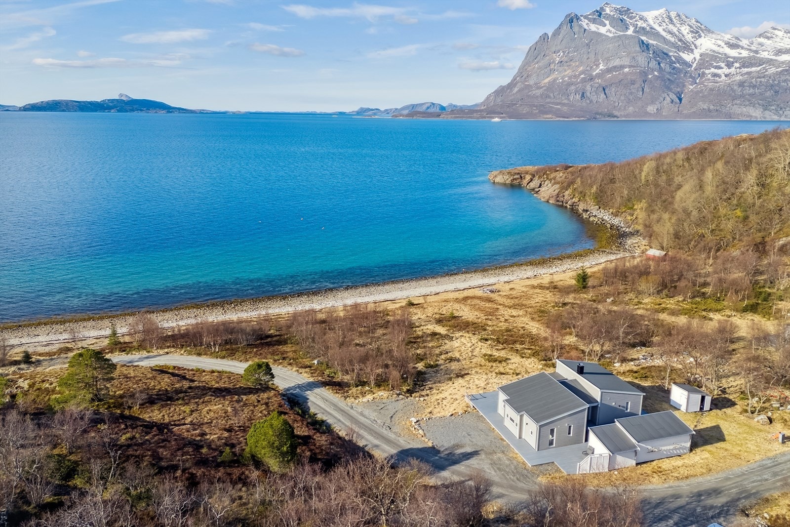 Aktiv Eiendomsmegling v/Tomi Christian Johansen presenterer her en lekker fritidsbolig med høy standard, nydelig utsikt og lang solgang i vakre omgivelser! Galleribilde