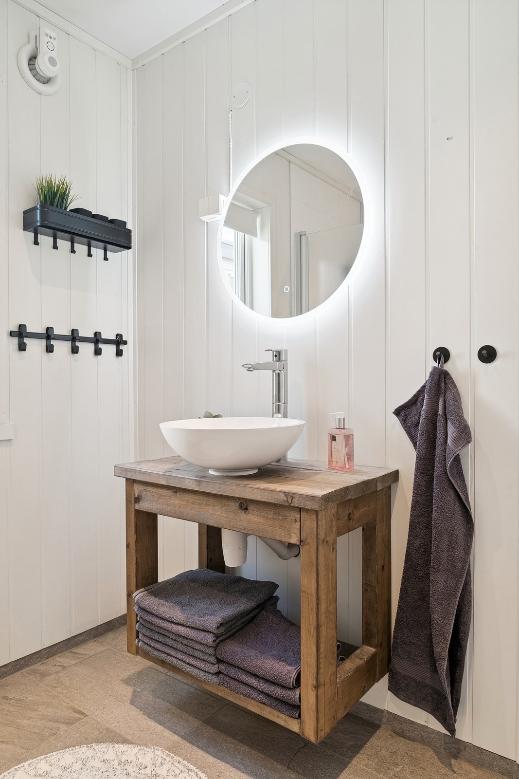 Bad med fliser på gulv og varmekabler. Galleribilde