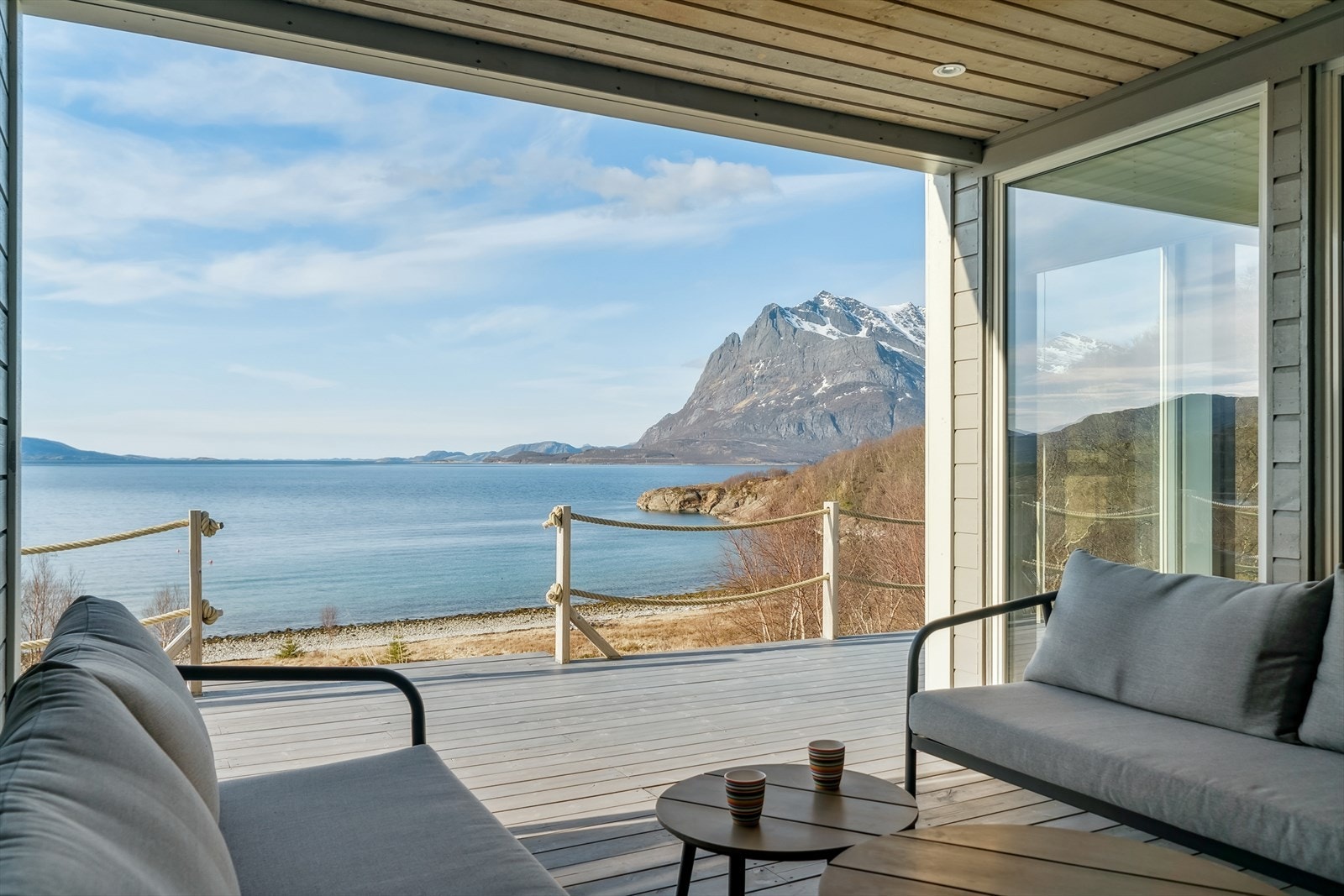 I dette lune ormådet mellom de to fløyene, så er det plassert en godt planlagt lounge. Utsikten er beholdt selvsagt, men man kan trekke seg litt under tak ved behov. Downlights i himling her også(selvsagt) Galleribilde