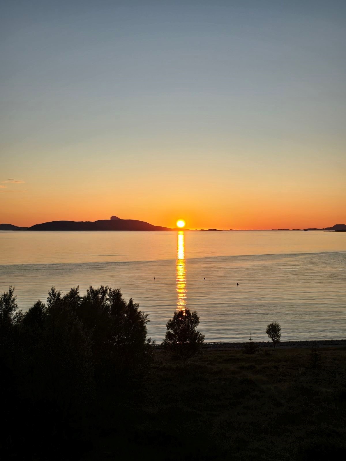 Midnattssolen kan sees fra hytten. Rett og slett magisk! Galleribilde