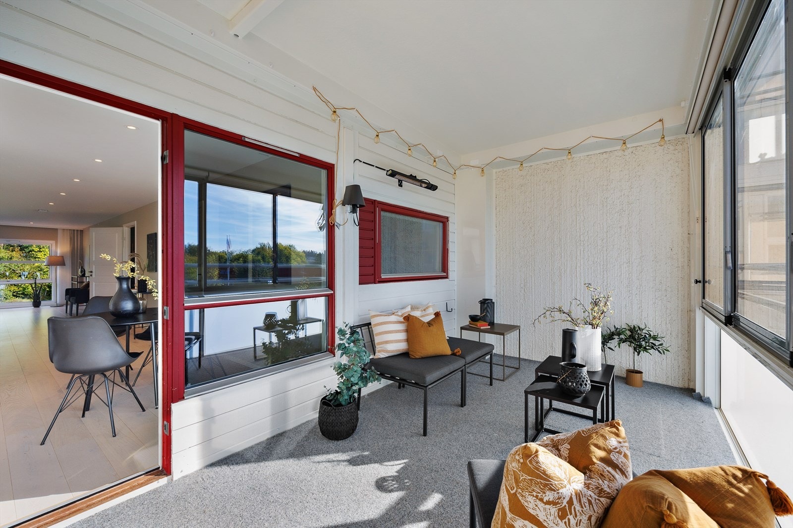På 11 kvm får du god plass til å innrede både sittegruppe, grillstasjon og mer. Varmelampe i taket og teppelagt gulv sikrer komfortabel bruk av balkongen året rundt. Galleribilde