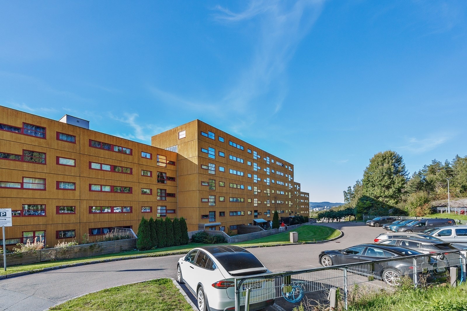 Byggets fasade. Garasjeplasser leies av Ospa Borettslag. Galleribilde