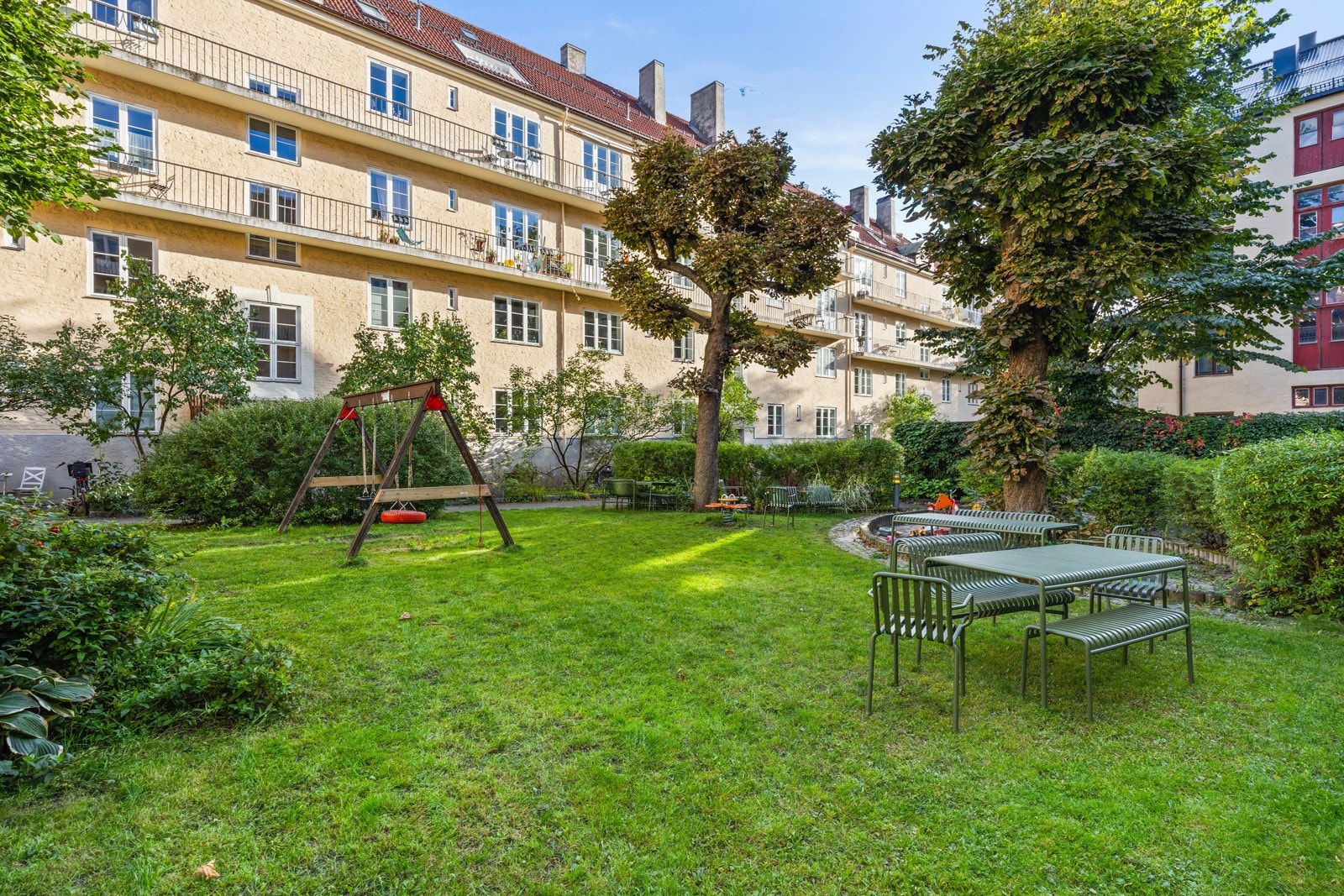 Flotte grønne fellesaraler i bakgården. Galleribilde