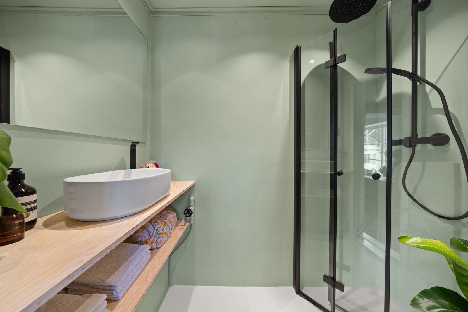 Badet er overflateoppusset med microsement og moderne baderomsinnredning Galleribilde