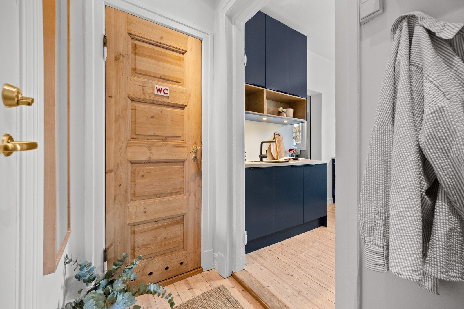 Entrè med inngang til toalett Galleribilde