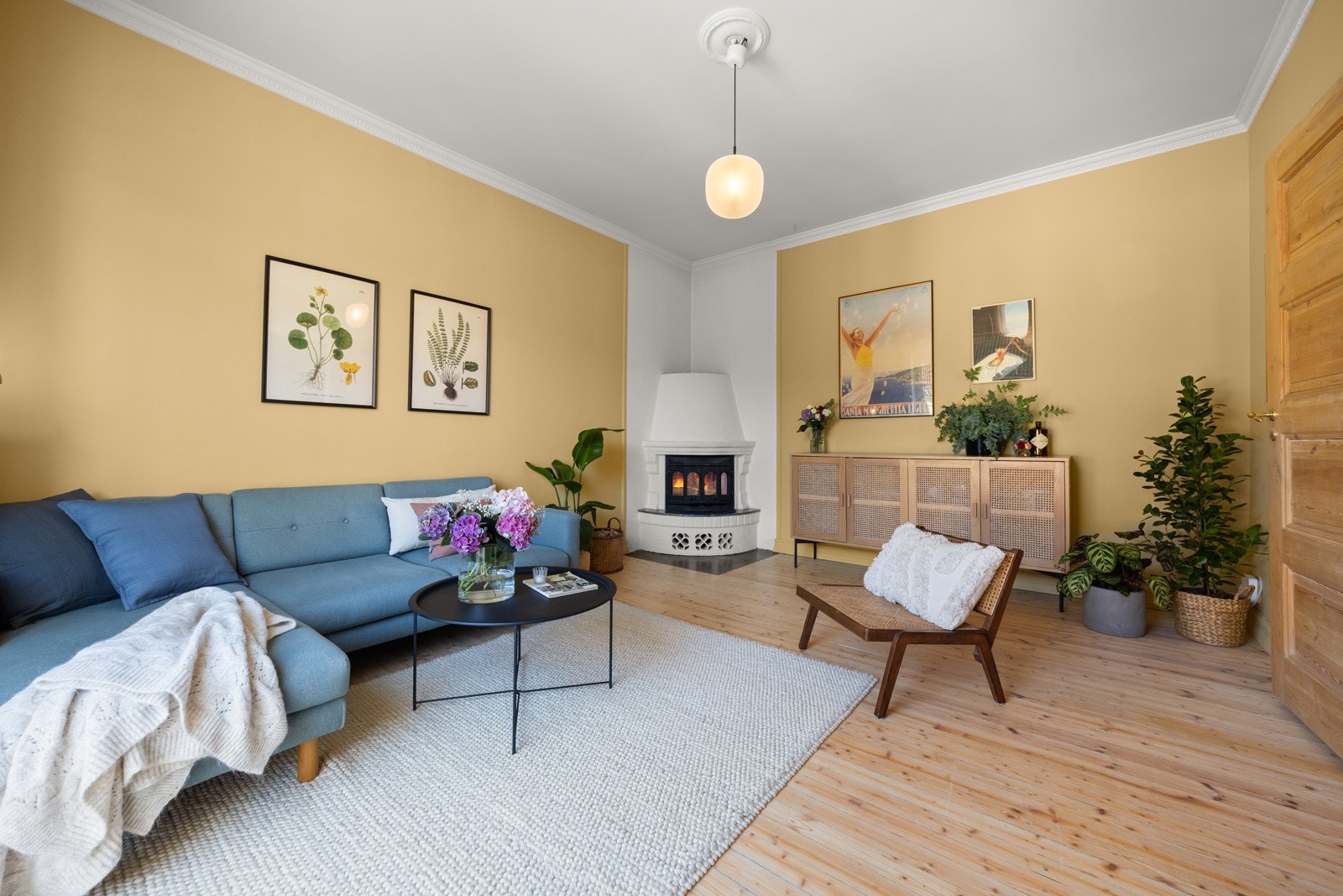 Hjørnepeis med innsats. Takhøyde på hele 277 cm i stuen Galleribilde