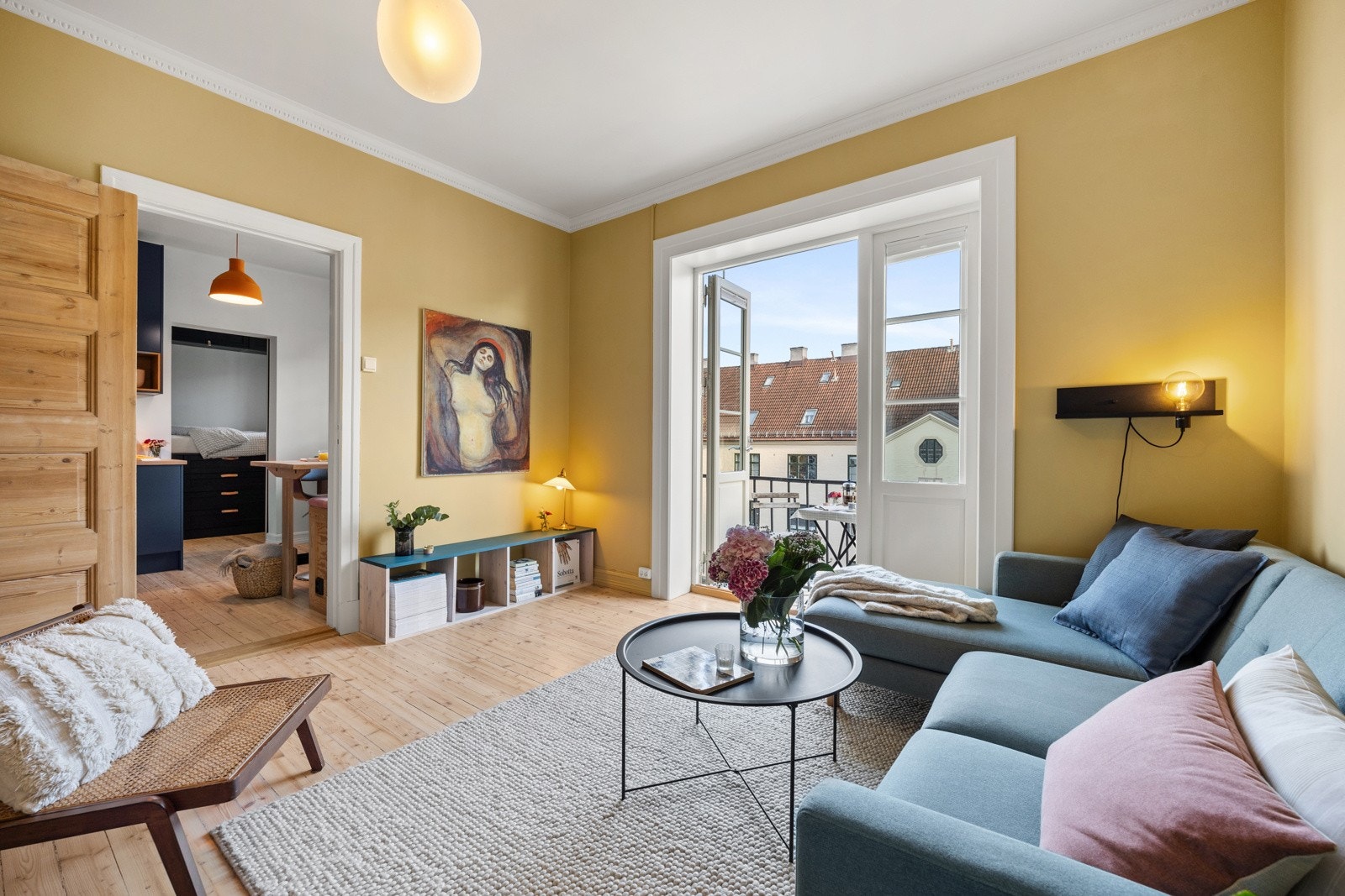 Leiligheten er oppusset uten å miste sitt originale særpreg. Flotte furugulv er beholdt og slipt i alle oppholdsrommene Galleribilde